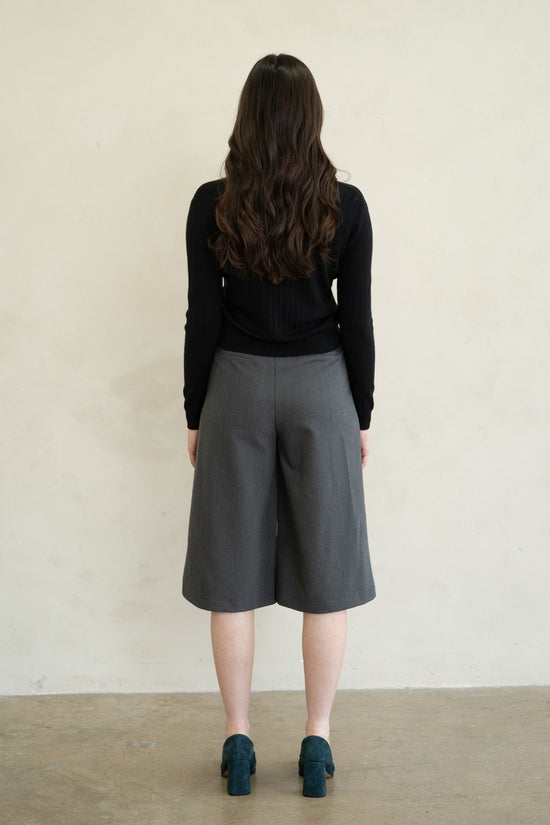 ELLE GREY SOFT AND LIGHTWEIGHT V-NECK CARDIGAN – BLACK