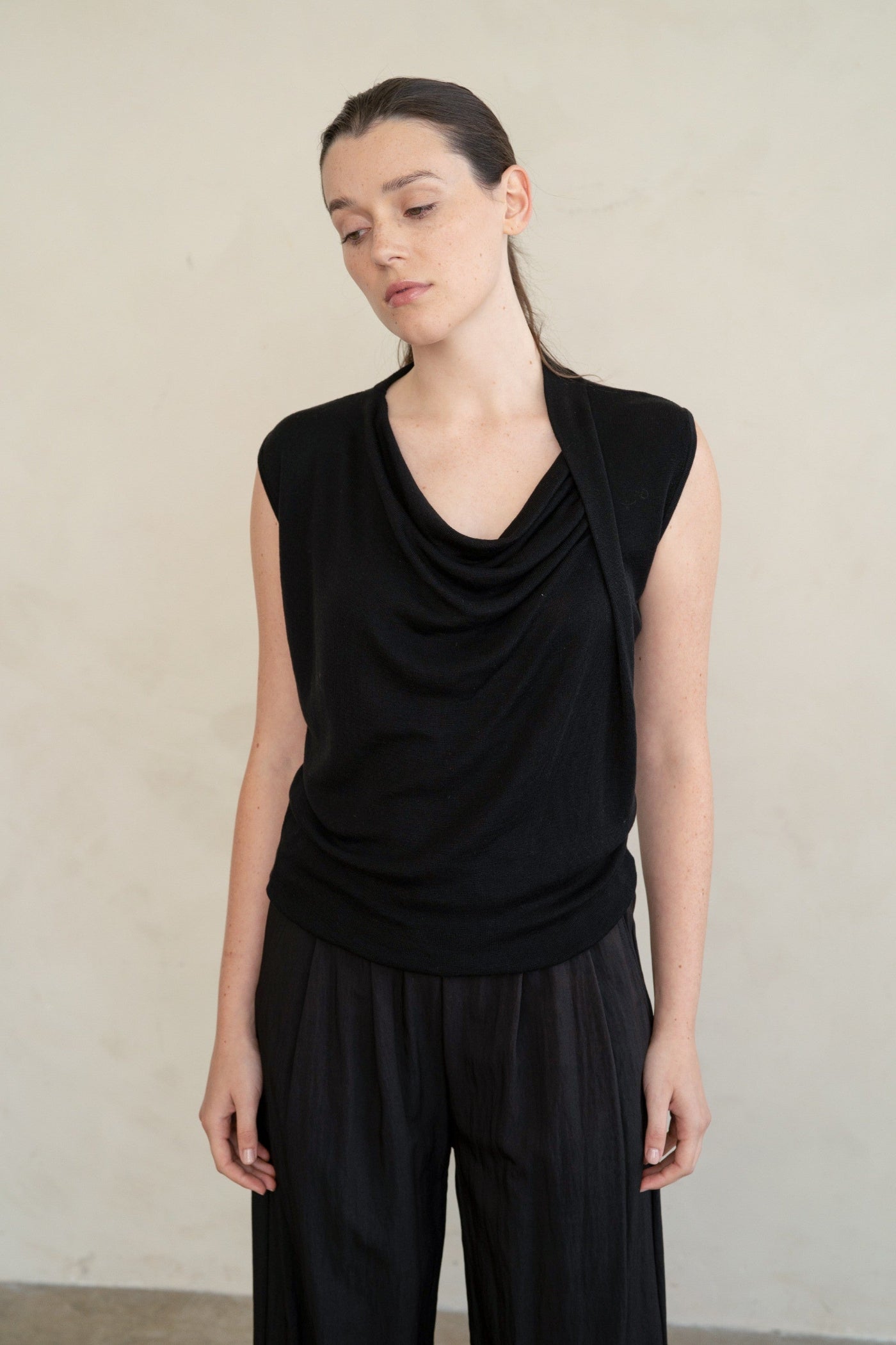 VICTORIA SCULPTED DRAPE TOP