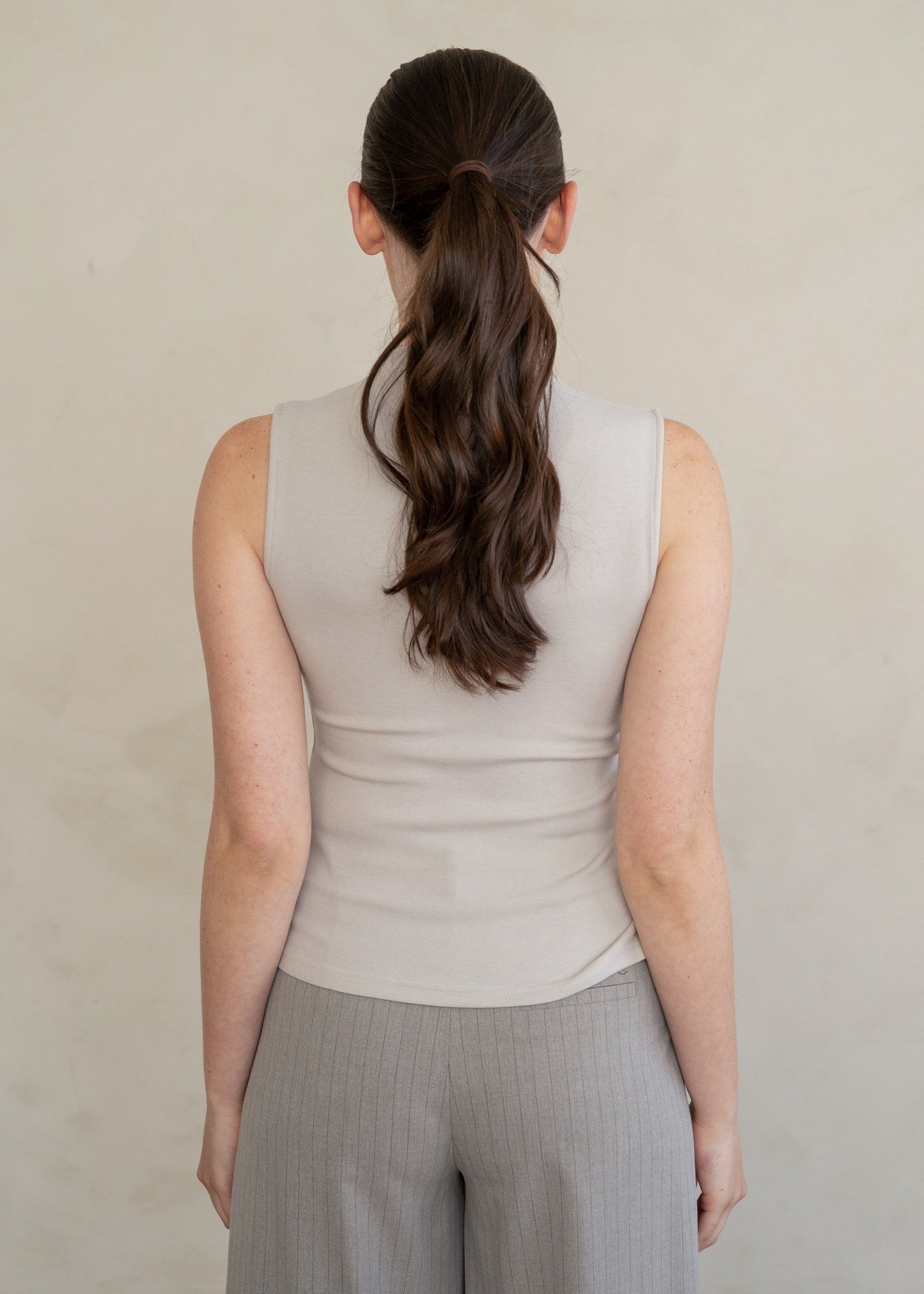 SLEEVELESS TAUPE TOP