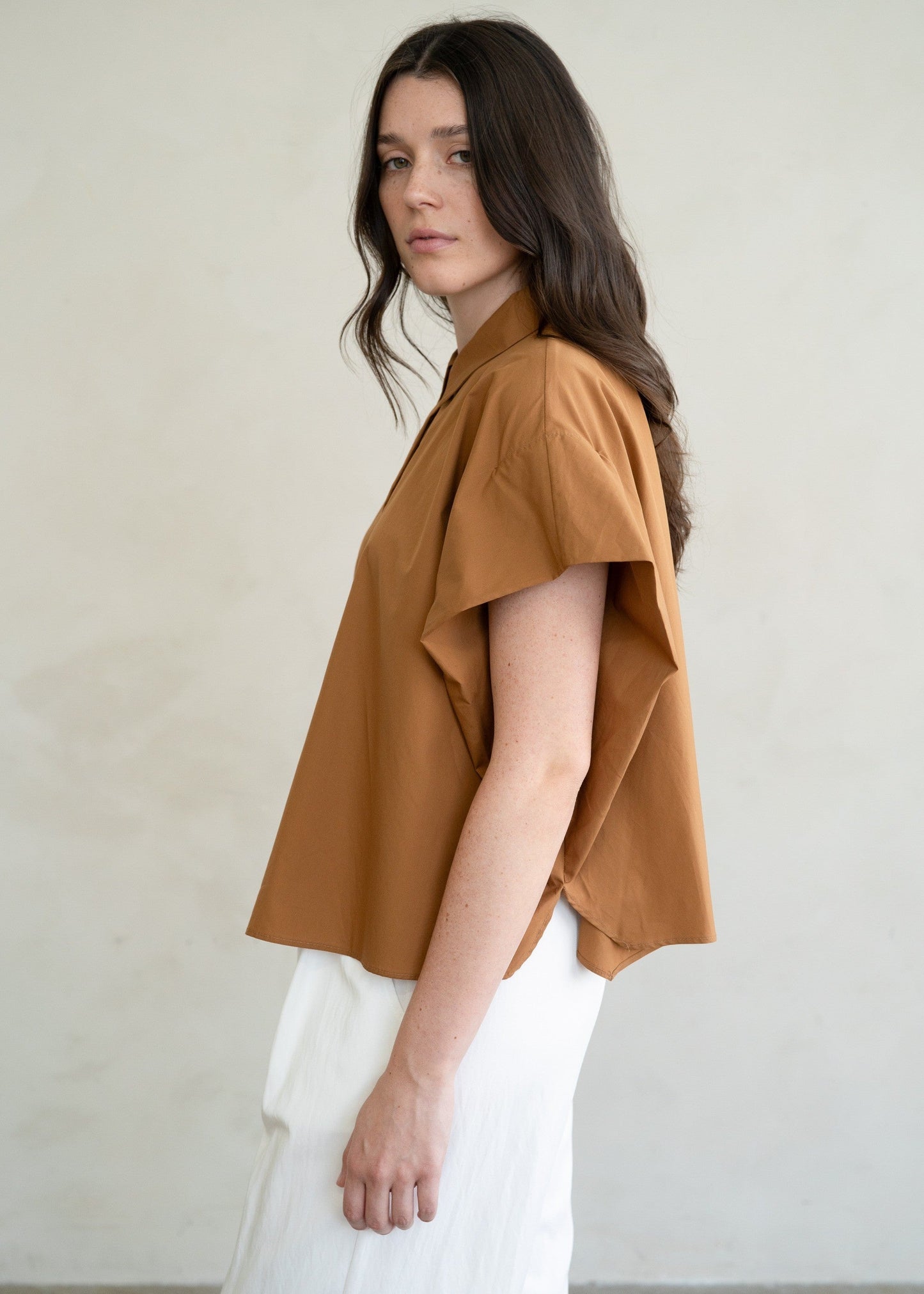 CARAMEL BOXY SHORT SLEEVE BUTTON-UP SHIRT