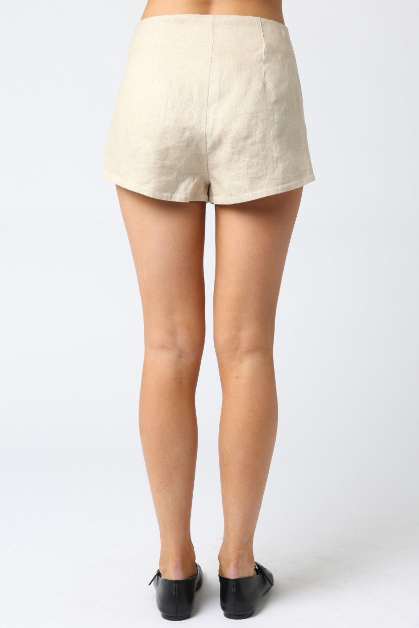 OLIVACEOUS CORA SHORTS – WOVEN LINEN SHORTS WITH FRONT ZIPPER AND LINE DETAILS