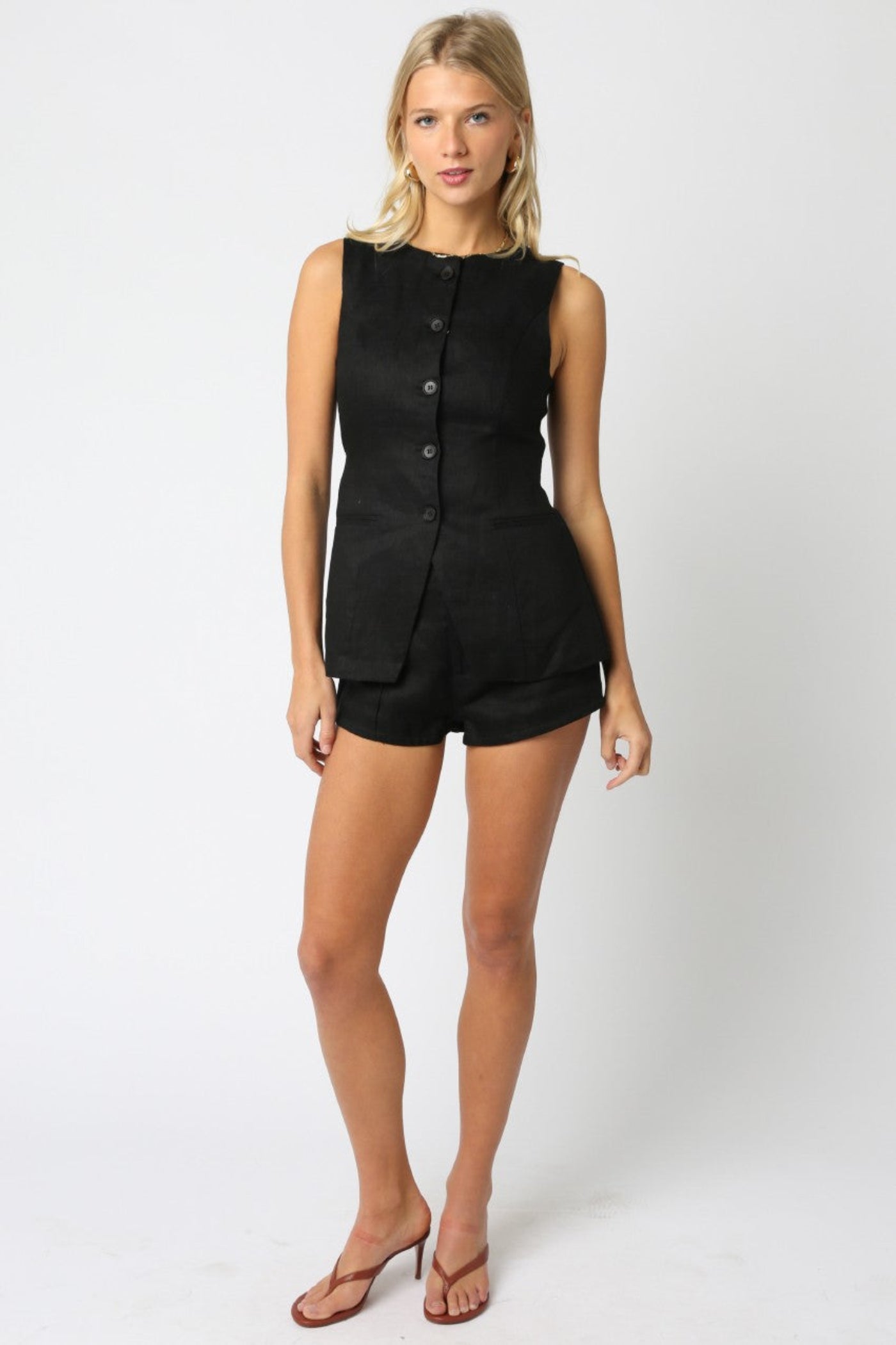 OLIVACEOUS CORA SHORTS – WOVEN LINEN SHORTS WITH FRONT ZIPPER AND LINE DETAILS