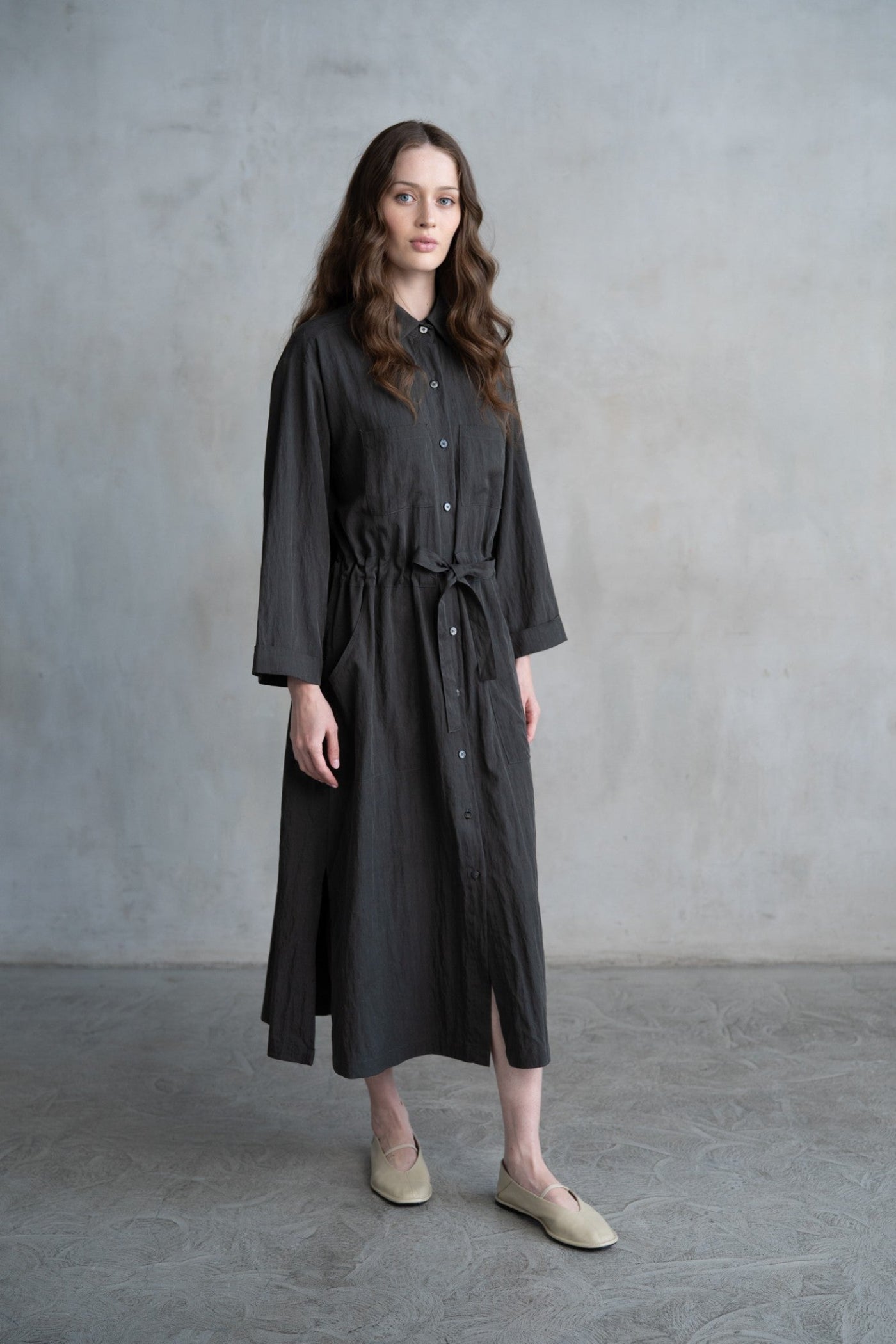 ELLE GREY TEXTURED BELTED MIDI SHIRT DRESS – CHARCOAL