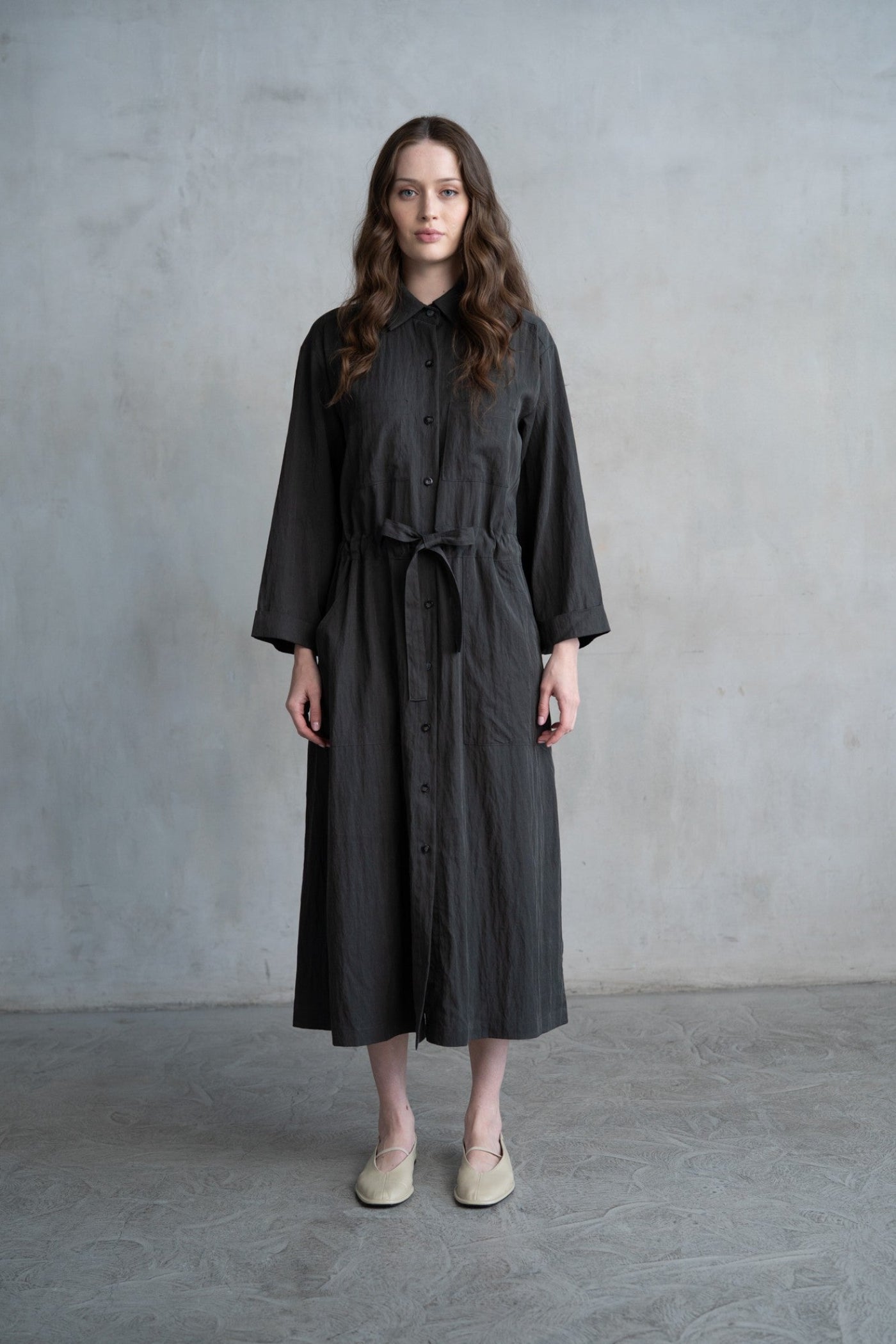 ELLE GREY TEXTURED BELTED MIDI SHIRT DRESS – CHARCOAL