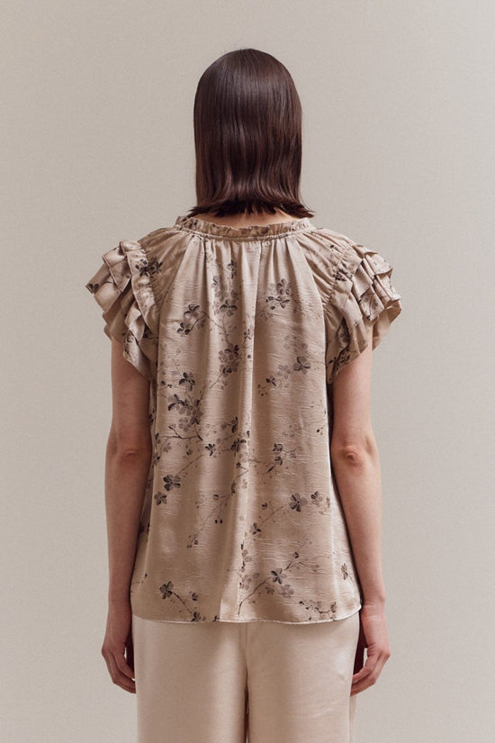 GRADE & GATHER NATURAL PRINTED RUFFLE SATIN TOP