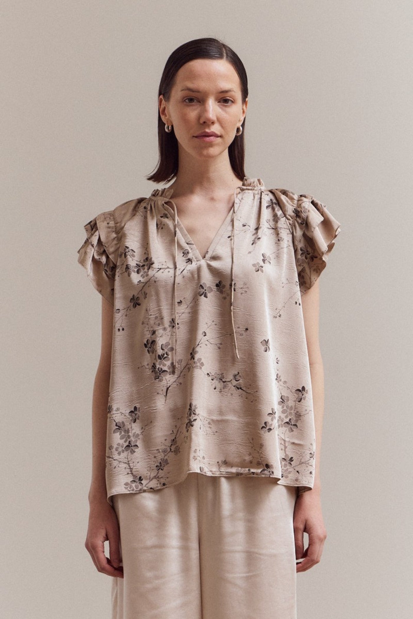 GRADE & GATHER NATURAL PRINTED RUFFLE SATIN TOP
