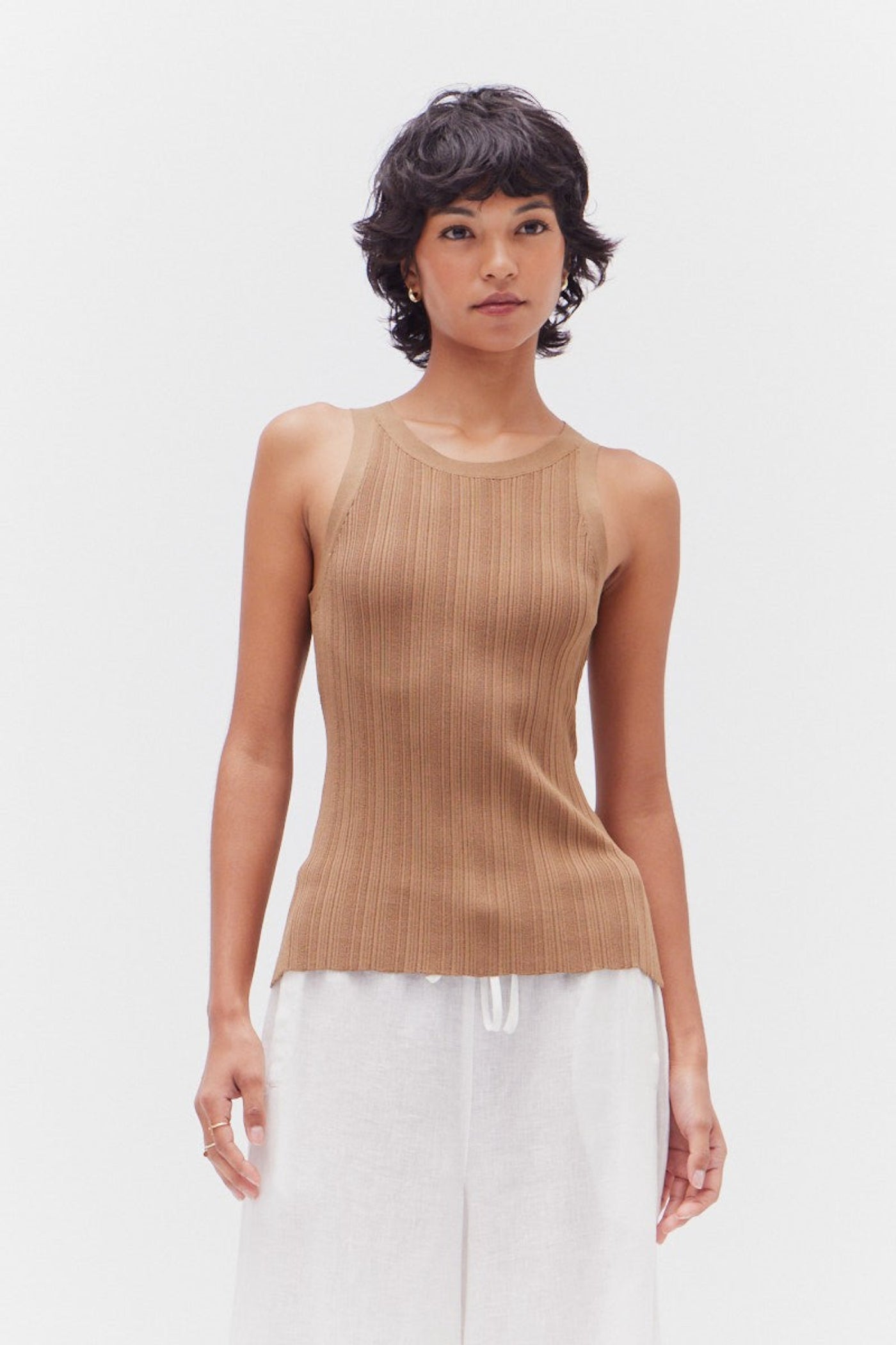 GRADE AND GATHER VARIED RIB TANK – A WALNUT-COLORED TANK WITH A CLASSIC ROUND NECKLINE AND TEXTURED RIB KNIT