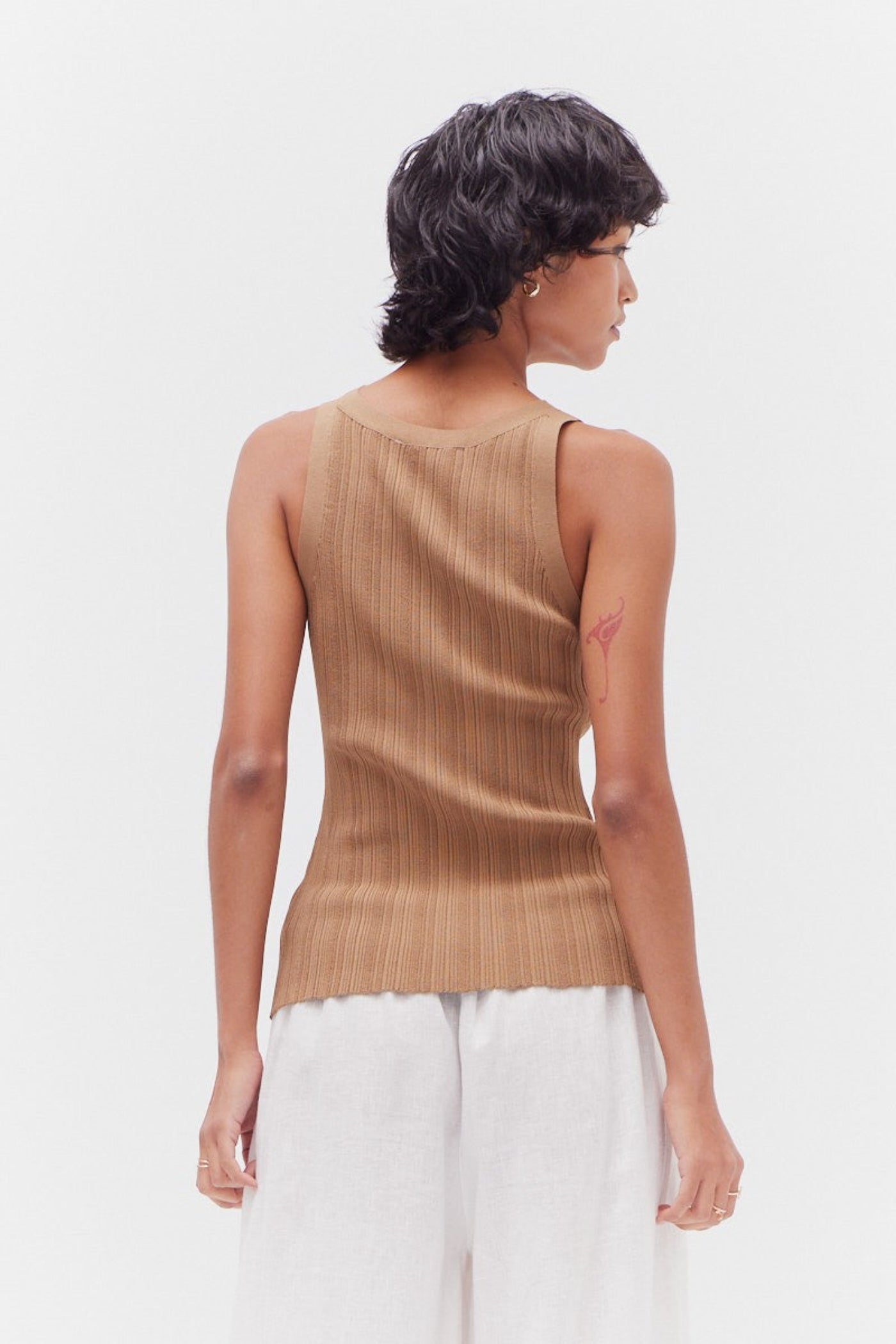 GRADE AND GATHER VARIED RIB TANK – A WALNUT-COLORED TANK WITH A CLASSIC ROUND NECKLINE AND TEXTURED RIB KNIT