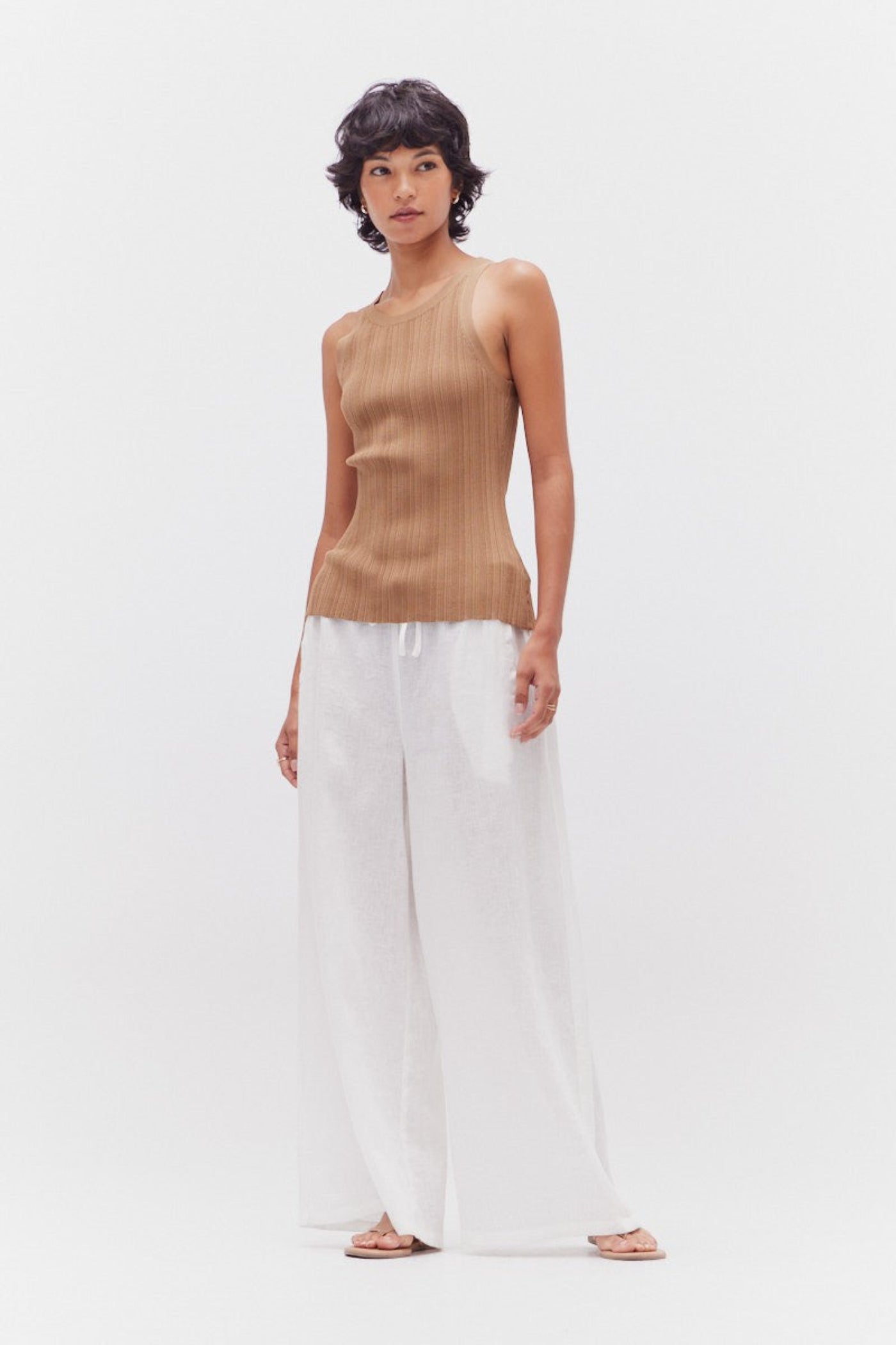 GRADE AND GATHER VARIED RIB TANK – A WALNUT-COLORED TANK WITH A CLASSIC ROUND NECKLINE AND TEXTURED RIB KNIT