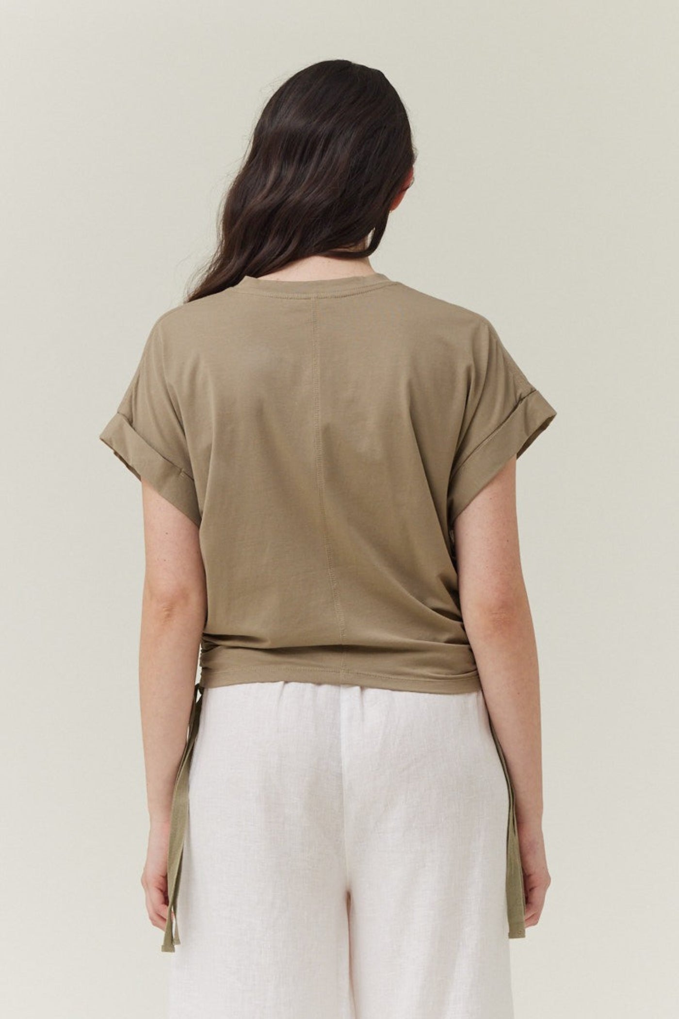 GRADE & GATHER SIDE SCRUNCH TEE – CASUAL COMFORT WITH A FLATTERING TWIST