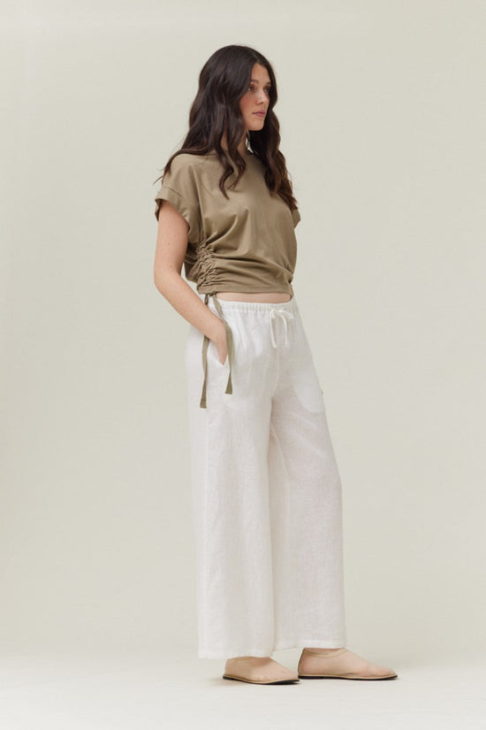 GRADE & GATHER SIDE SCRUNCH TEE – CASUAL COMFORT WITH A FLATTERING TWIST 