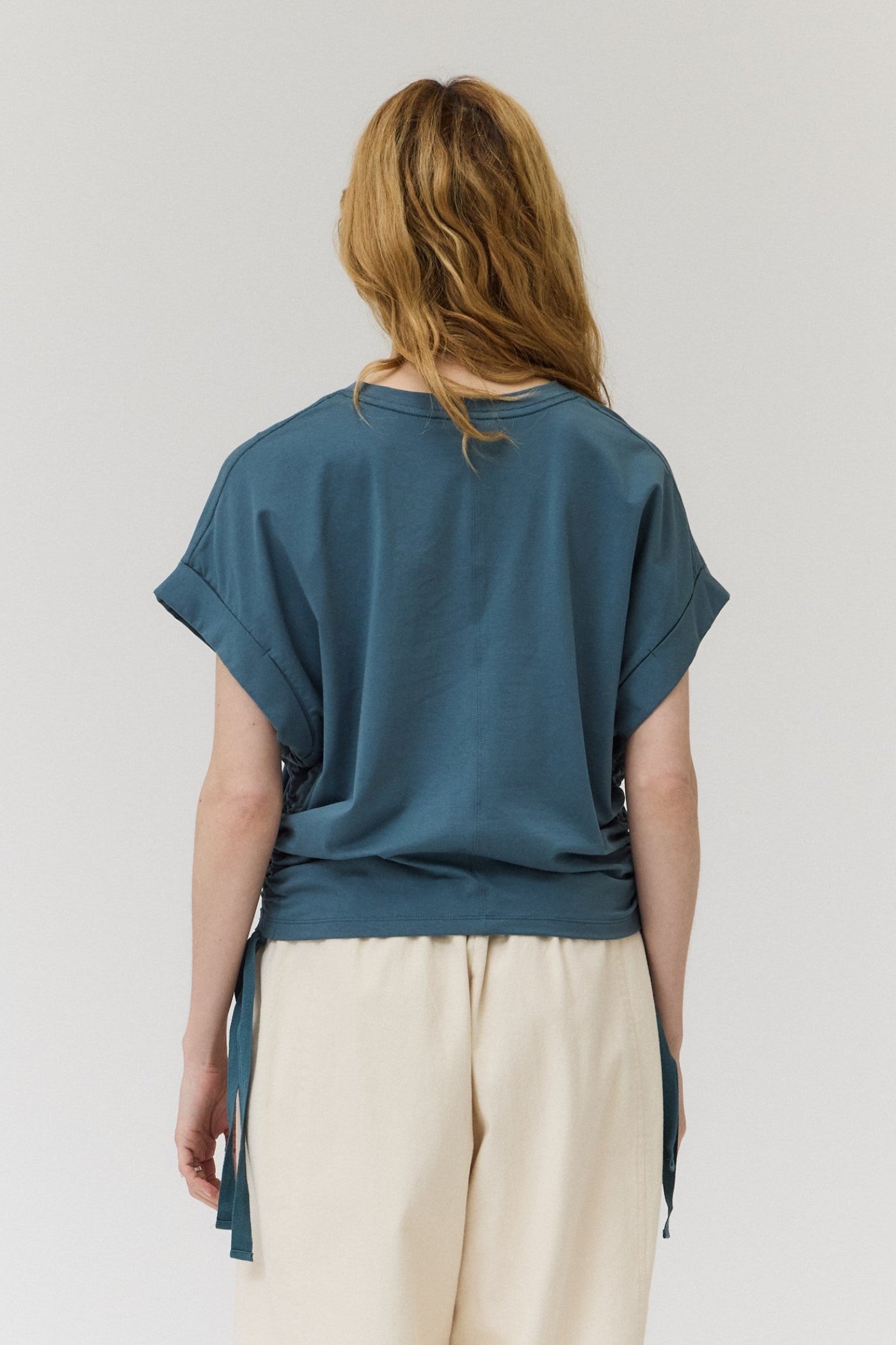 GRADE & GATHER SIDE SCRUNCH TEE – CASUAL COMFORT WITH A FLATTERING TWIST LAKE COLOR