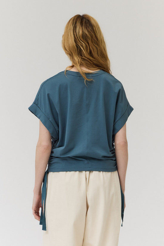 GRADE & GATHER SIDE SCRUNCH TEE – CASUAL COMFORT WITH A FLATTERING TWIST LAKE COLOR