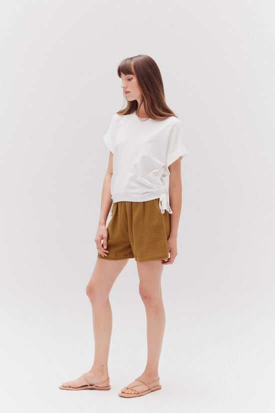 GRADE & GATHER SIDE SCRUNCH TEE – CASUAL COMFORT WITH A FLATTERING TWIST WHITE