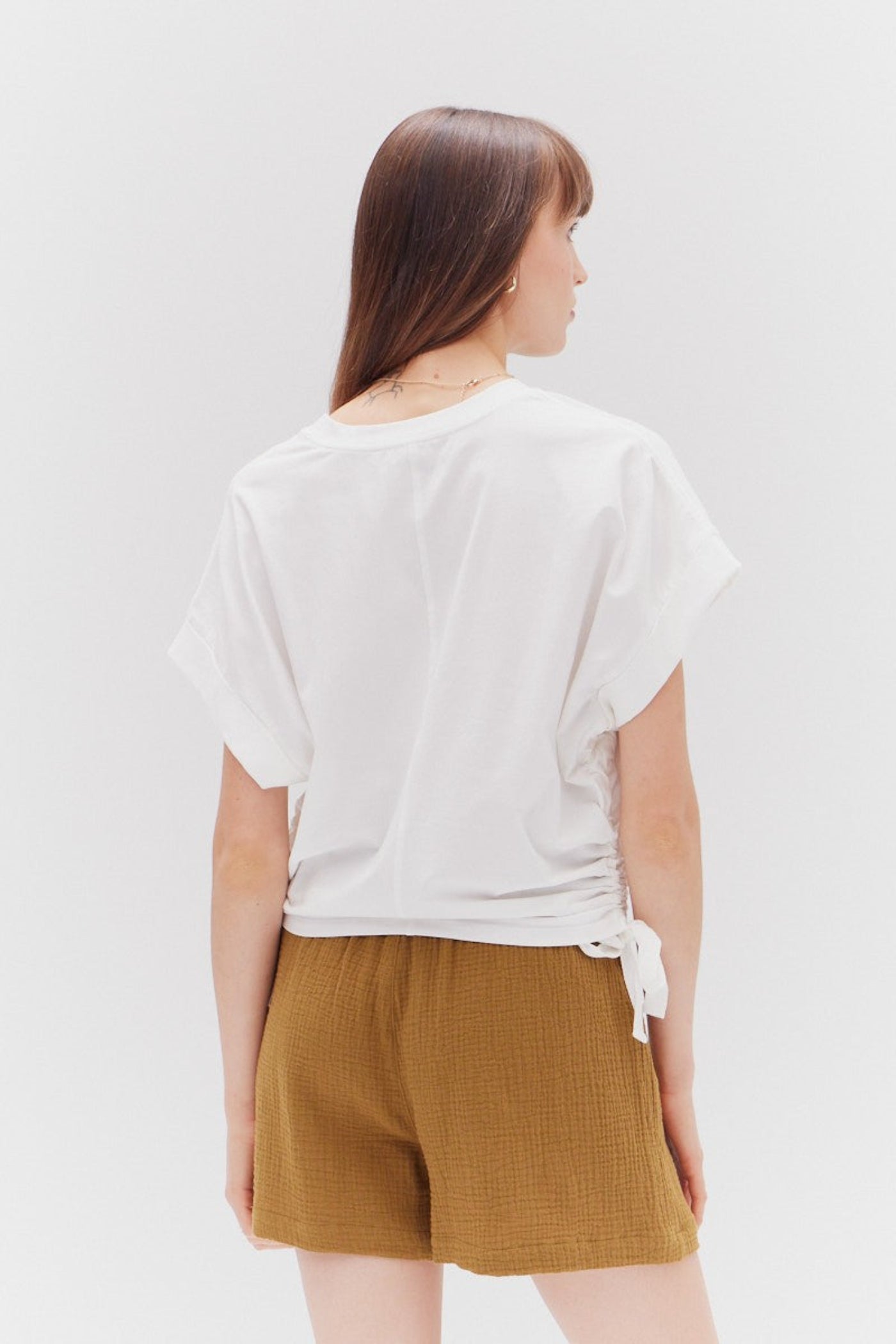 GRADE & GATHER SIDE SCRUNCH TEE – CASUAL COMFORT WITH A FLATTERING TWIST WHITE 