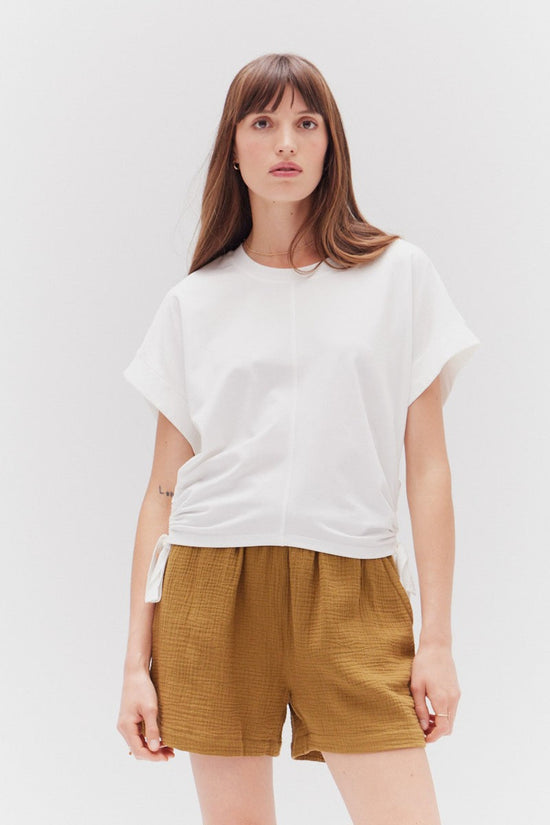 GRADE & GATHER SIDE SCRUNCH TEE – CASUAL COMFORT WITH A FLATTERING TWIST WHITE