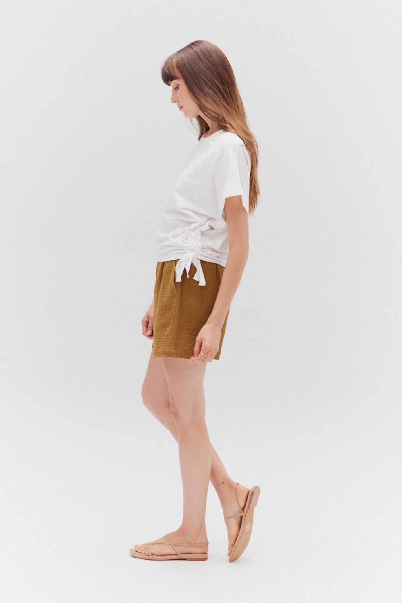 GRADE & GATHER SIDE SCRUNCH WHITE TEE