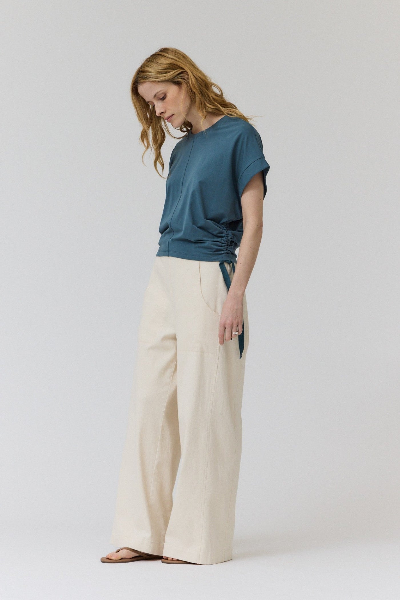 GRADE & GATHER SIDE SCRUNCH TEE – CASUAL COMFORT WITH A FLATTERING TWIST