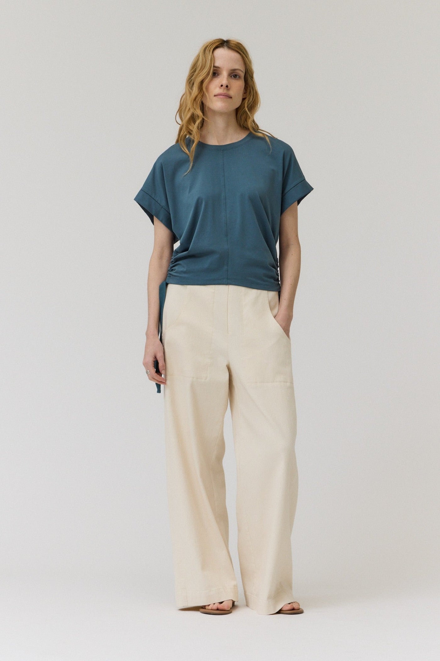 GRADE & GATHER SIDE SCRUNCH TEE – CASUAL COMFORT WITH A FLATTERING TWIST LAKE COLOR