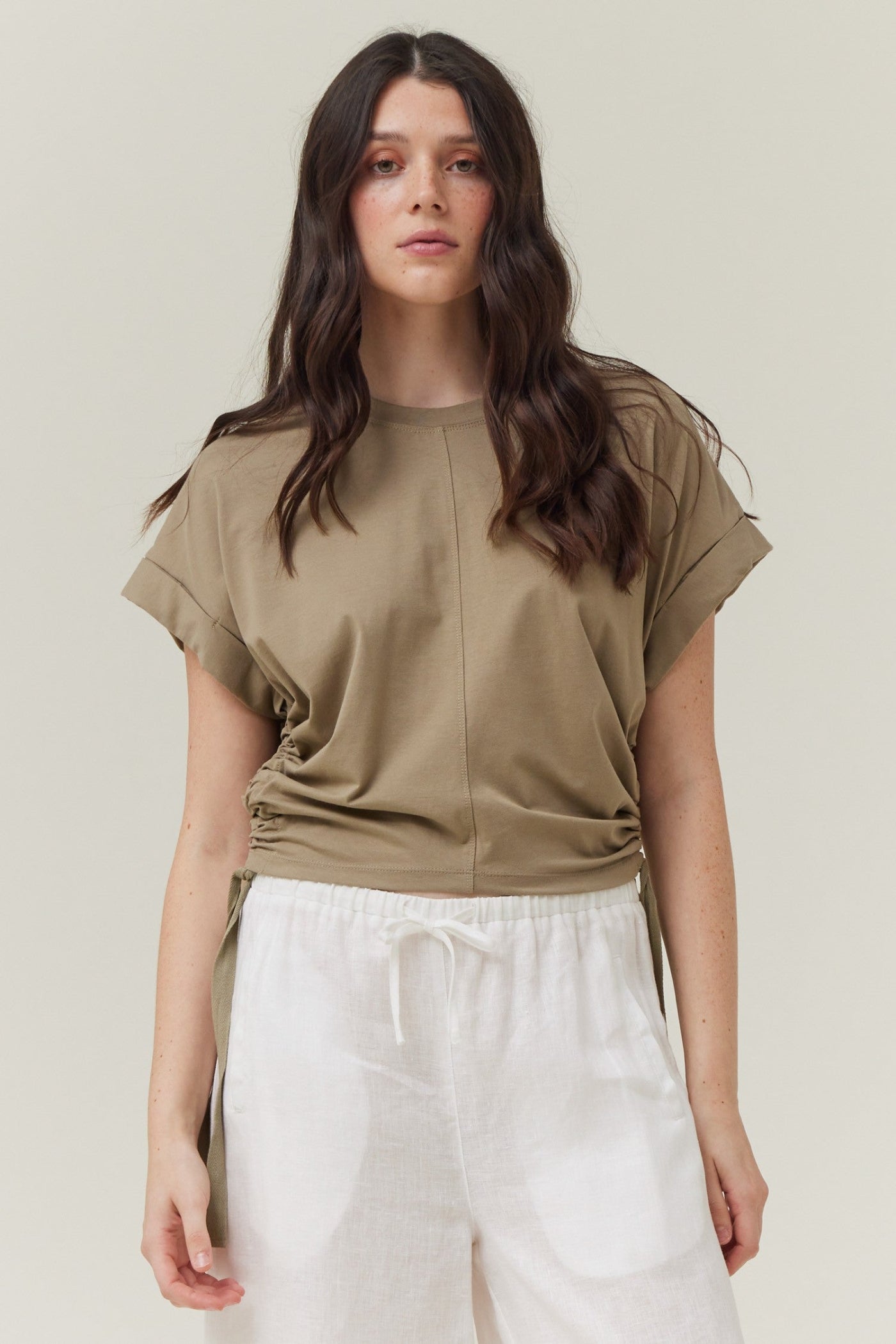 GRADE & GATHER SIDE SCRUNCH TEE – CASUAL COMFORT WITH A FLATTERING TWIST