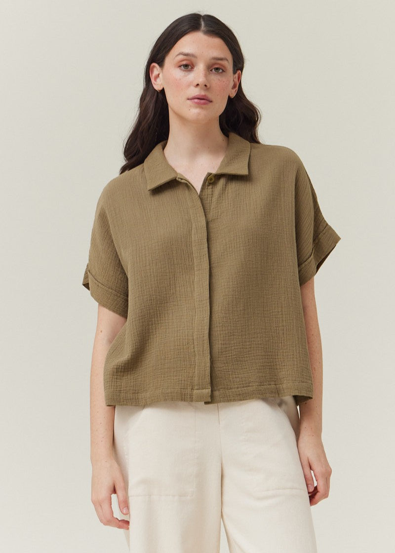 GRADE & GATHER THE COTTON GAUZE SHORT SLEEVE SHIRT – LIGHTWEIGHT AND BREATHABLE WITH A CLEAN, INVISIBLE BUTTON-DOWN DESIGN OLIVE COLOR