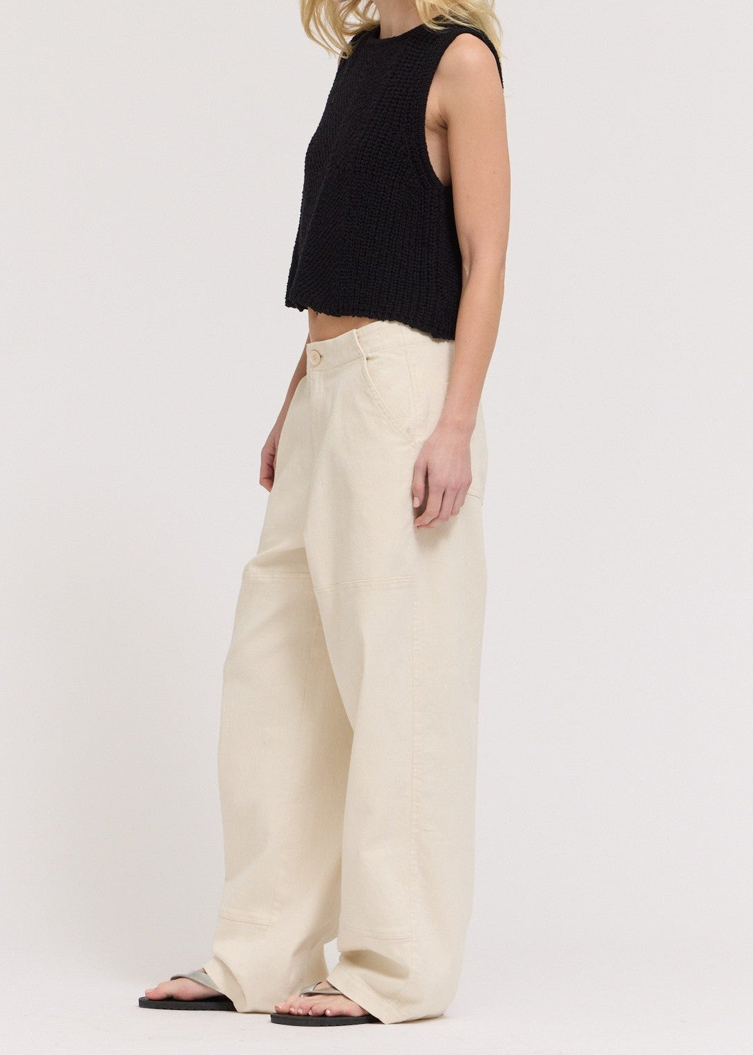 Sleeveless black Crop Sweater Top