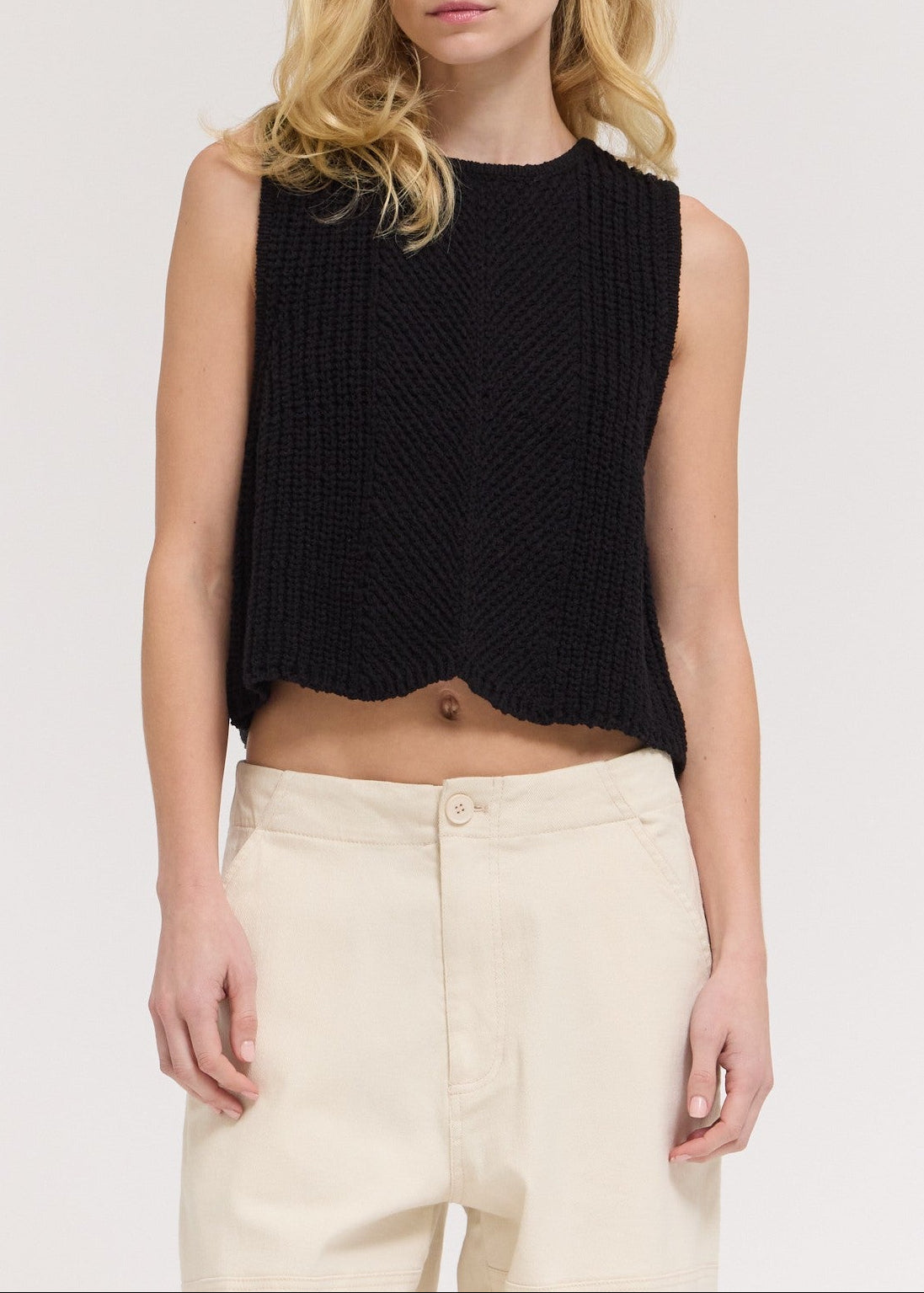 Sleeveless black Crop Sweater Top