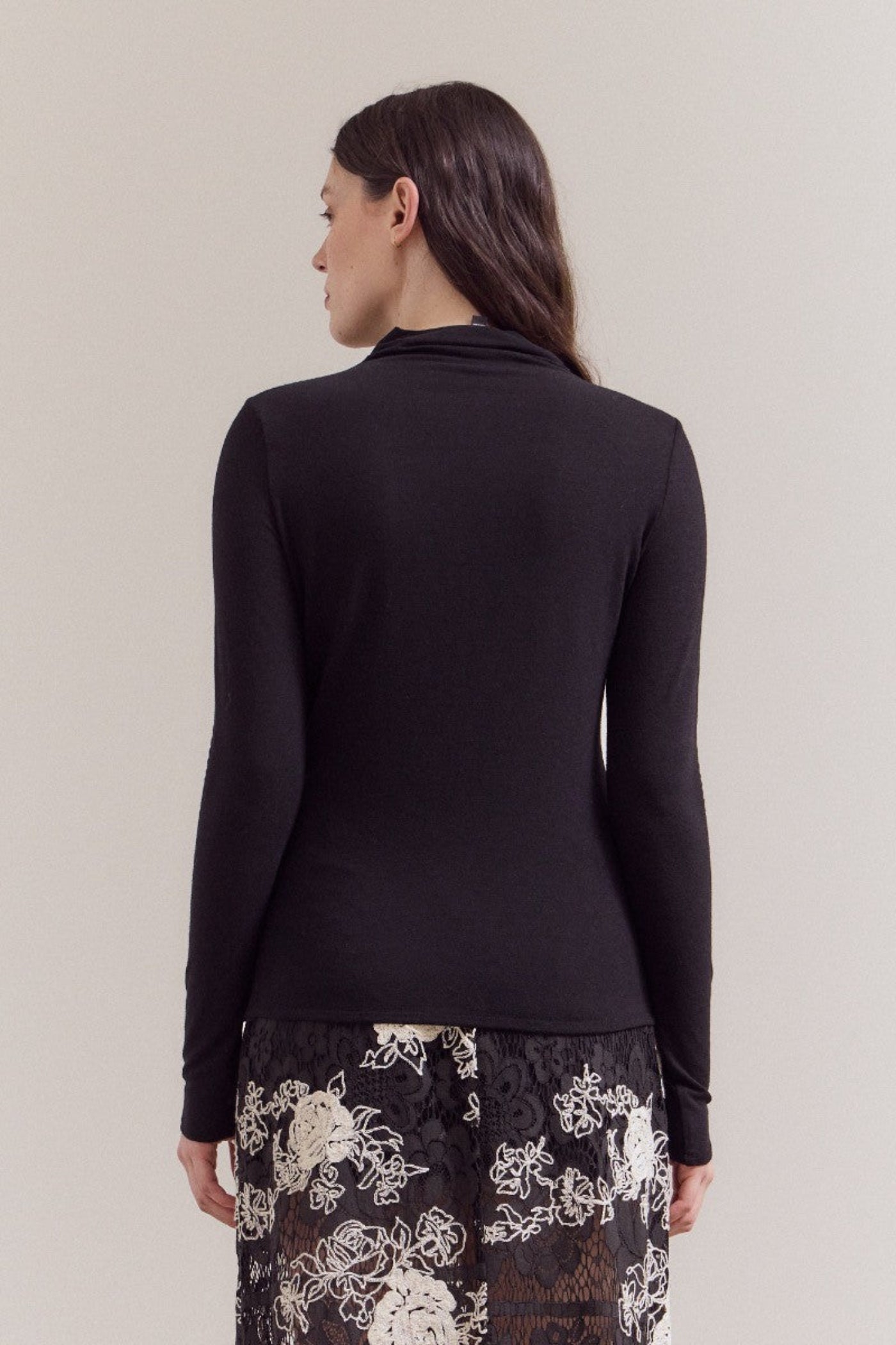 BLACK LONGSLEEVE TOP