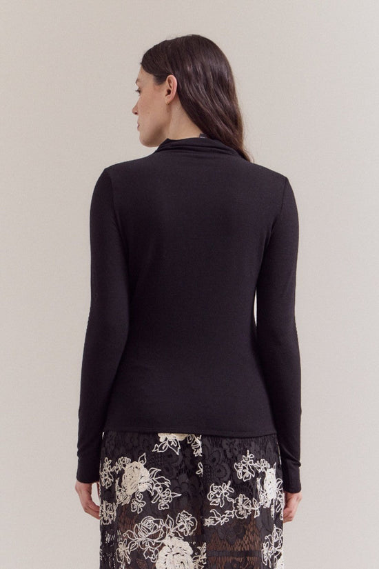 BLACK LONGSLEEVE TOP