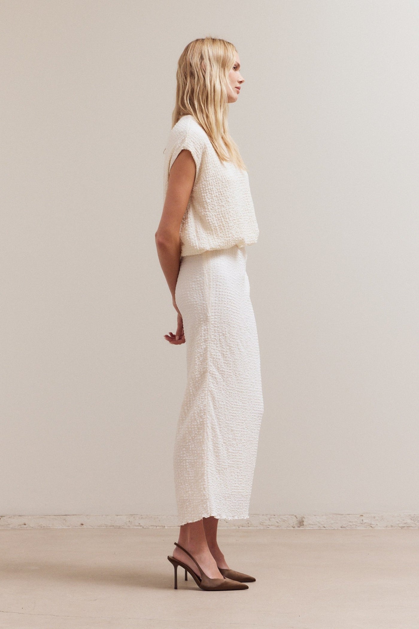 GRADE AND GATHER CREAM SLEEVELESS PUFFY TOP