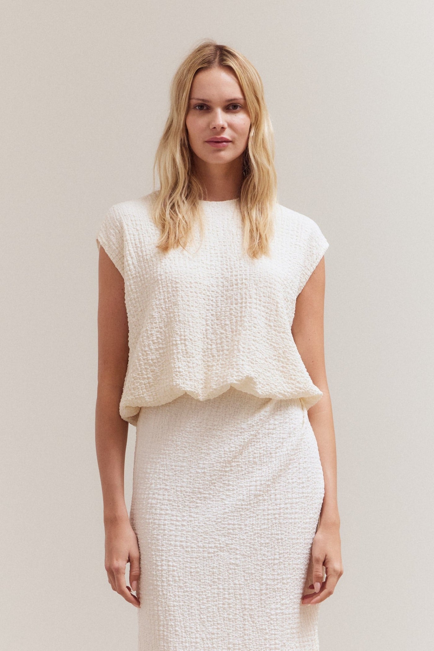 GRADE AND GATHER CREAM SLEEVELESS PUFFY TOP