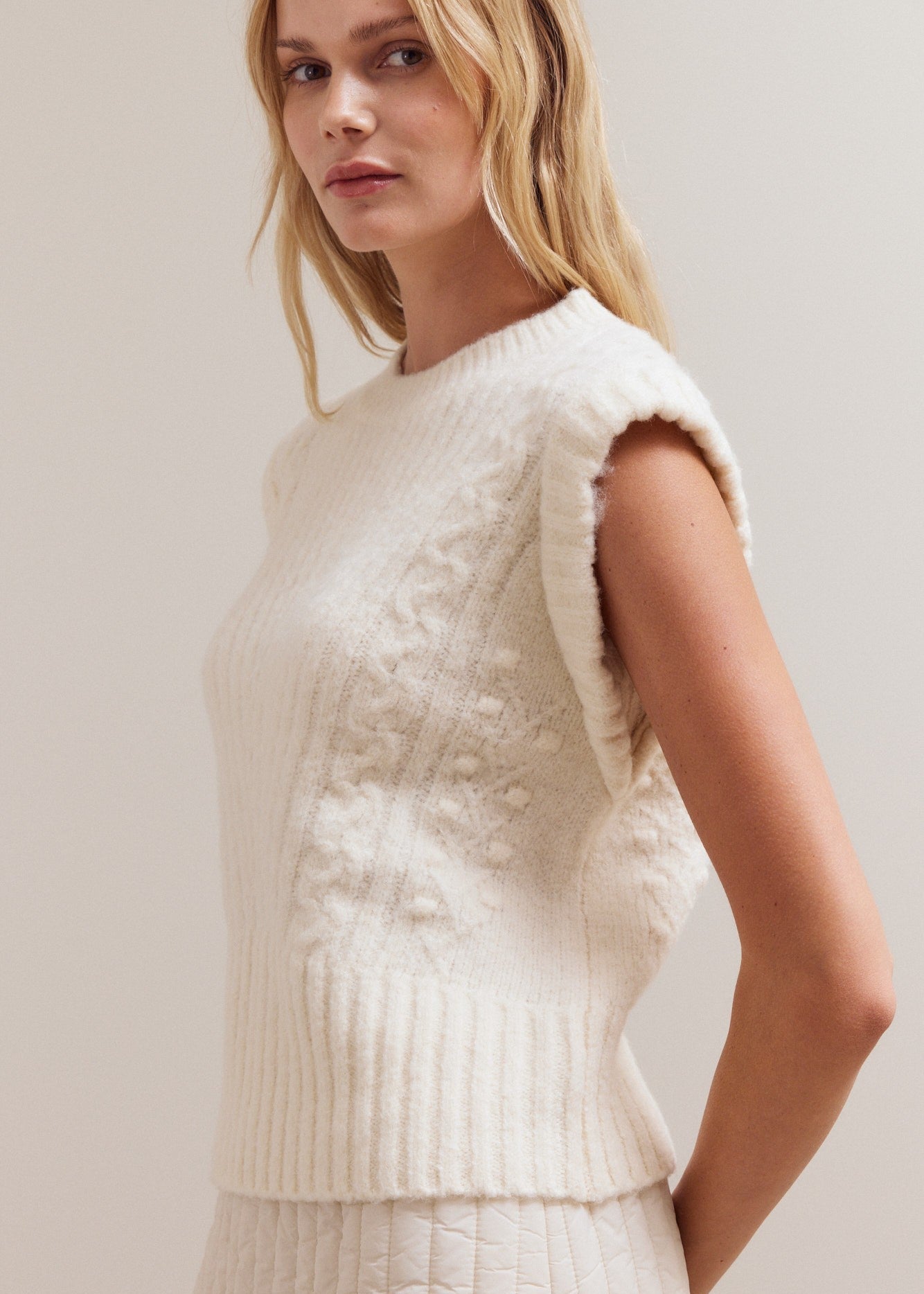 KNIT SLEEVELESS VEST