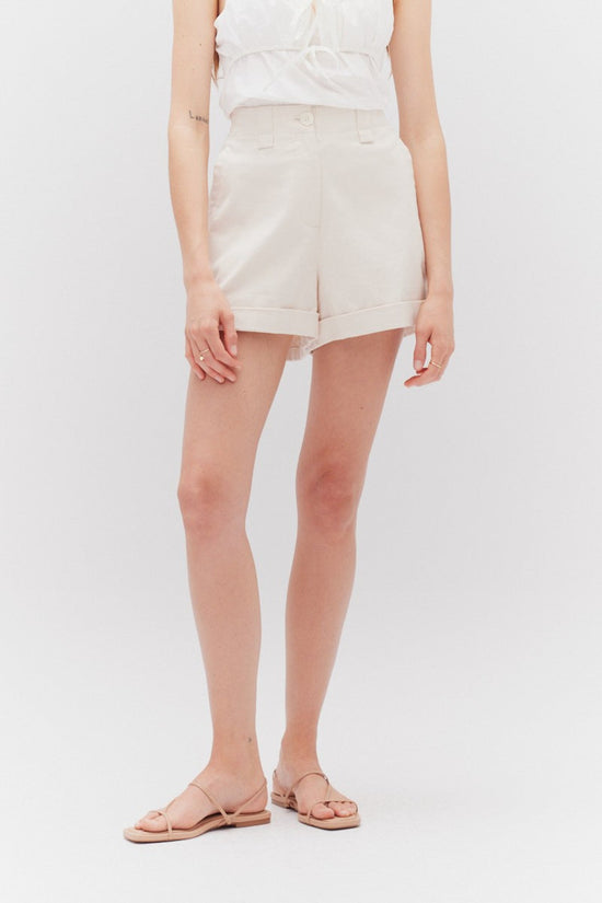 GRADE AND GATHER TWILL SHORTS – CLASSIC MILK-COLORED SHORTS WITH POCKETS AND BELT LOOPS