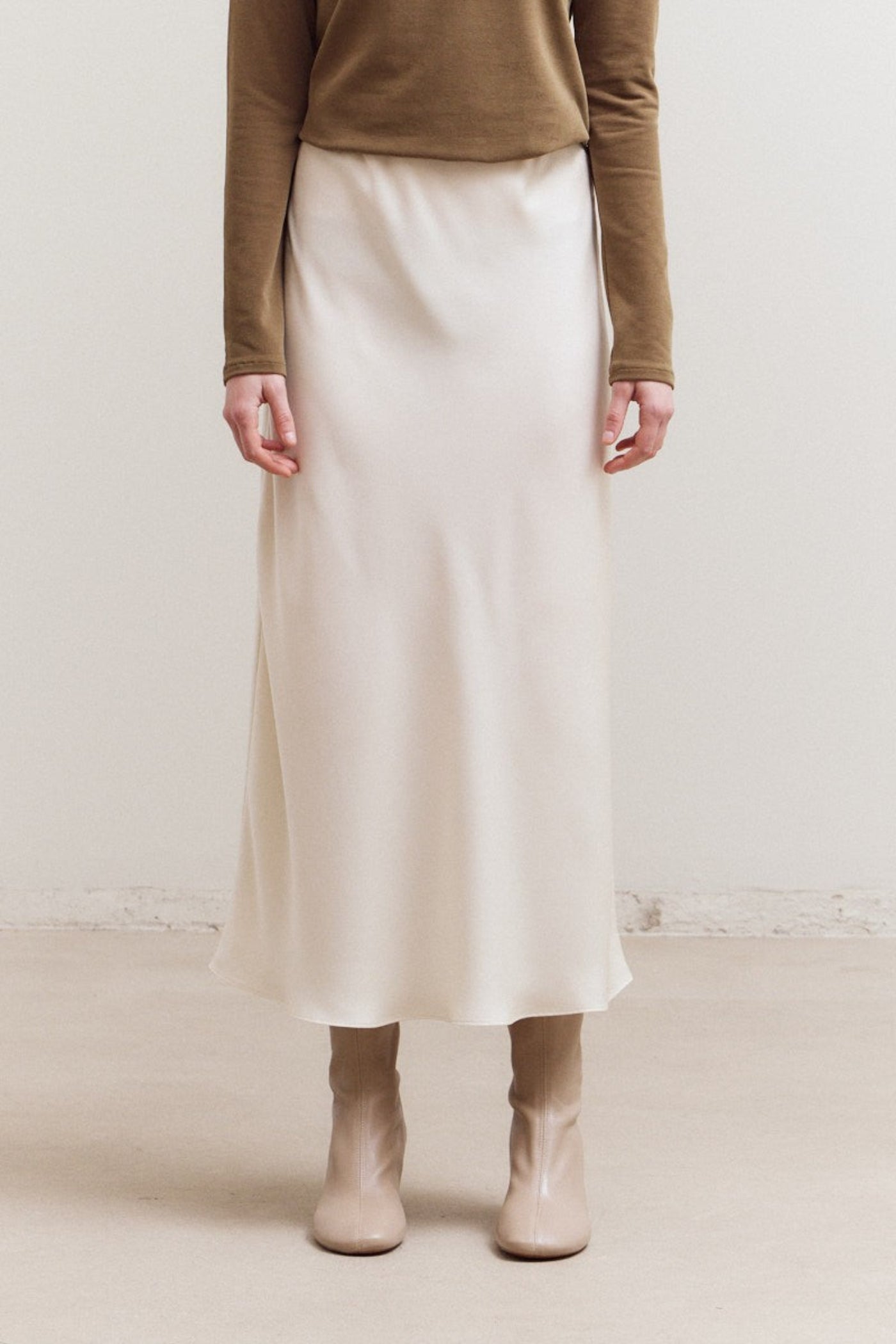 GRADE AND GATHER FLARED SATIN MAXI SKIRT – A FLOWY SATIN SKIRT IN BLACK AND ECRU FOR ELEVATED EVERYDAY STYLE