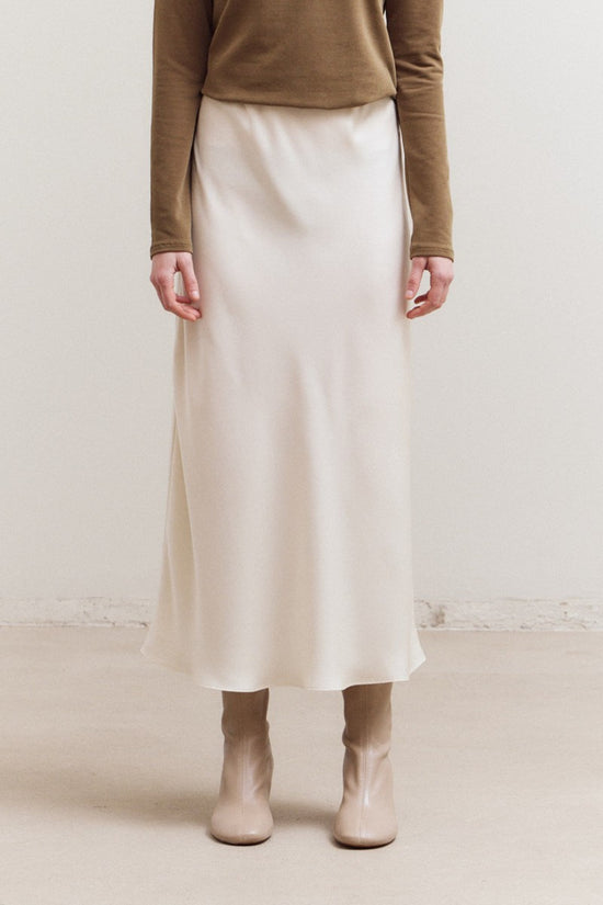 GRADE AND GATHER FLARED SATIN MAXI SKIRT – A FLOWY SATIN SKIRT IN BLACK AND ECRU FOR ELEVATED EVERYDAY STYLE