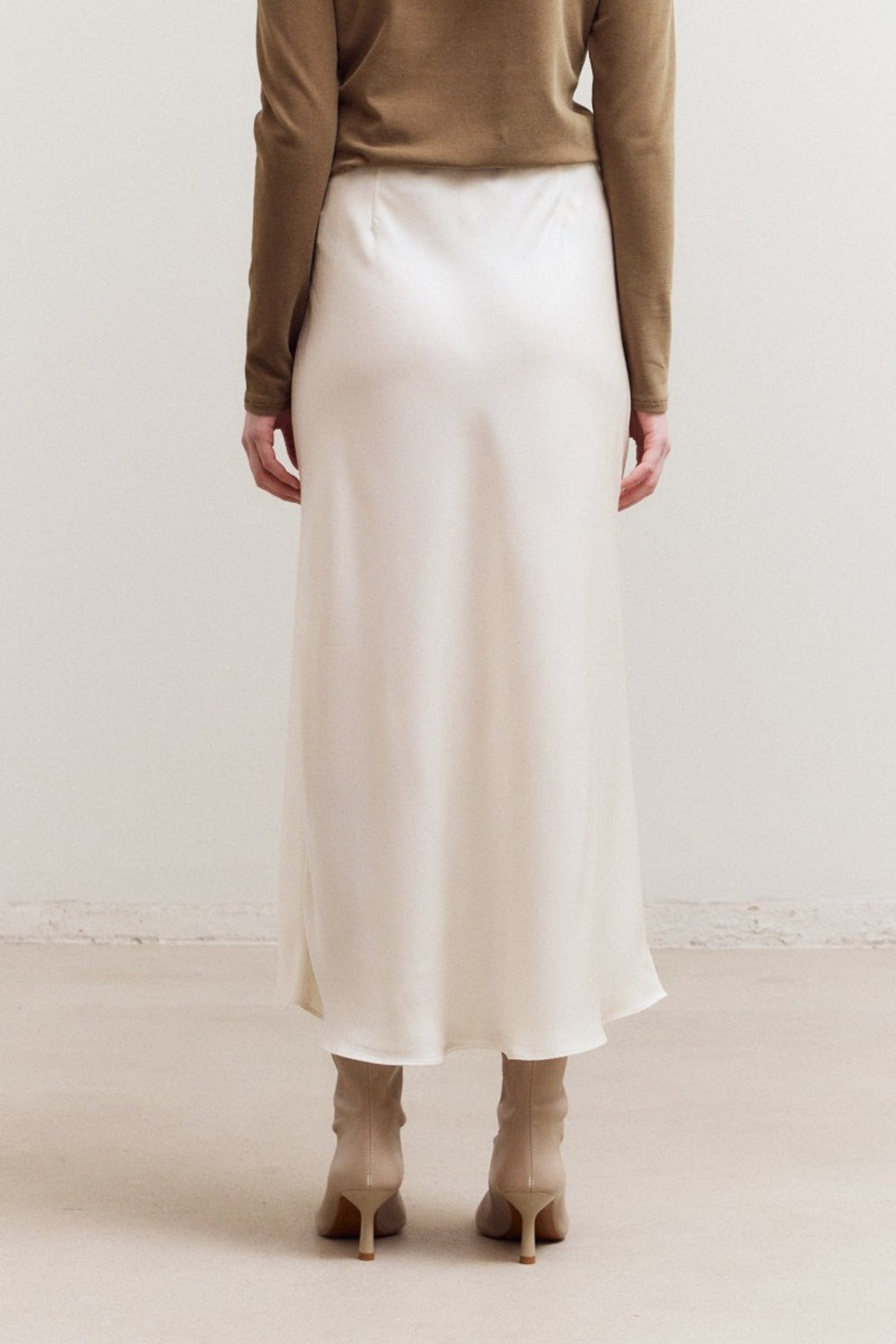 GRADE AND GATHER FLARED SATIN MAXI SKIRT – A FLOWY SATIN SKIRT IN BLACK AND ECRU FOR ELEVATED EVERYDAY STYLE
