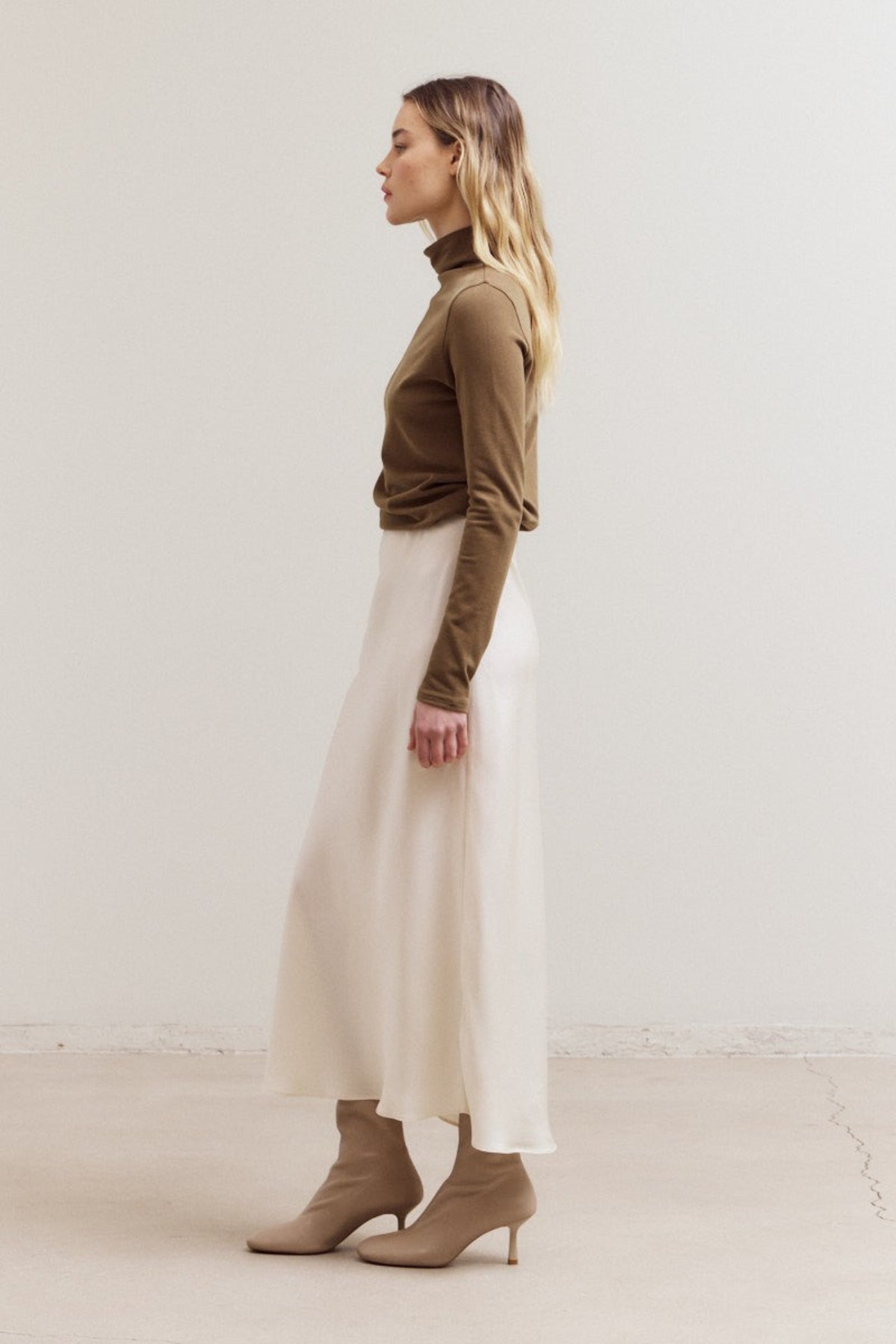 GRADE AND GATHER FLARED SATIN MAXI SKIRT – A FLOWY SATIN SKIRT IN BLACK AND ECRU FOR ELEVATED EVERYDAY STYLE