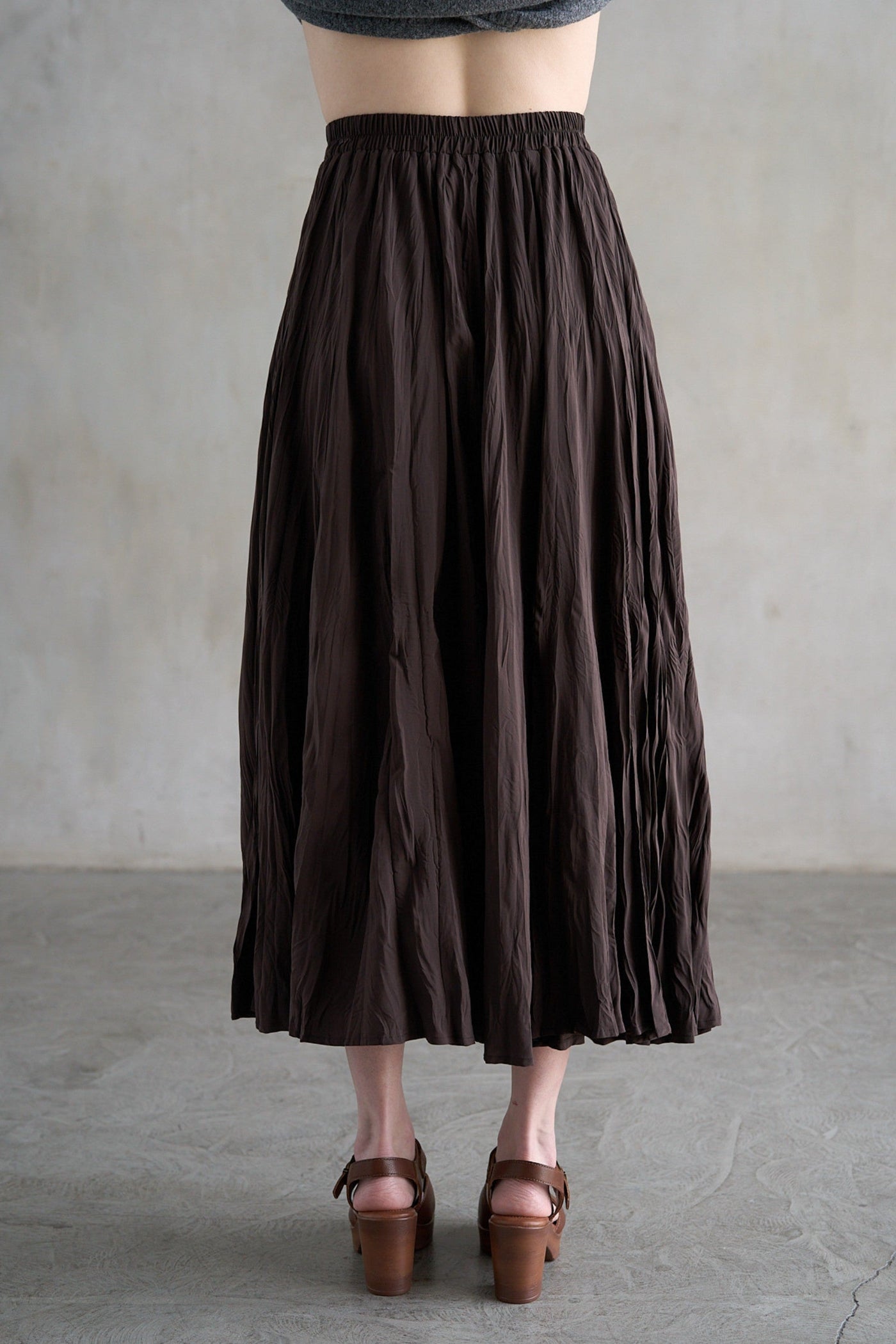 ELLE GREY ELEGANT CRINKLED MAXI SKIRT – SAGE & DARK BROWN