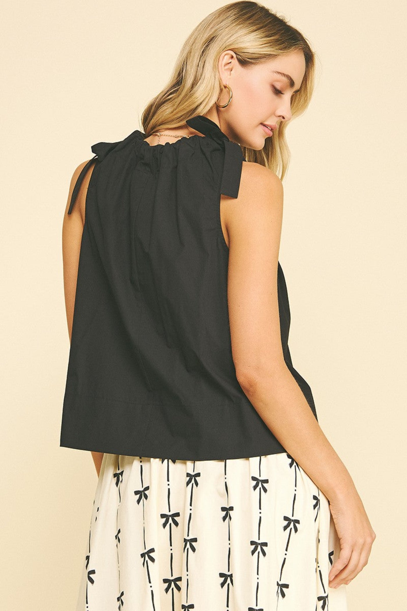 PINCH TIE DETAILED SLEEVE BLOUSE TOP – A SLEEVELESS COTTON BLOUSE WITH CHARMING TIES AND A RELAXED FIT