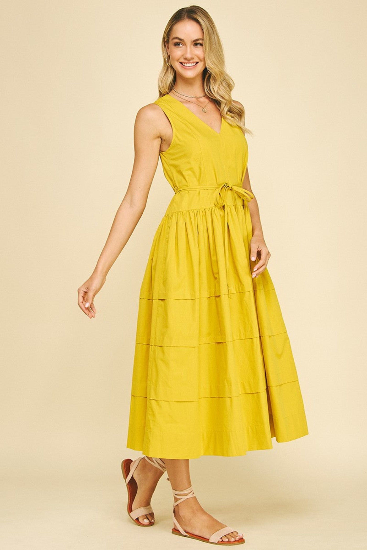 PINCH V-NECK TIERED MIDI DRESS – A COTTON MIDI DRESS WITH TIERED LAYERS AND A FLATTERING WAIST TIE