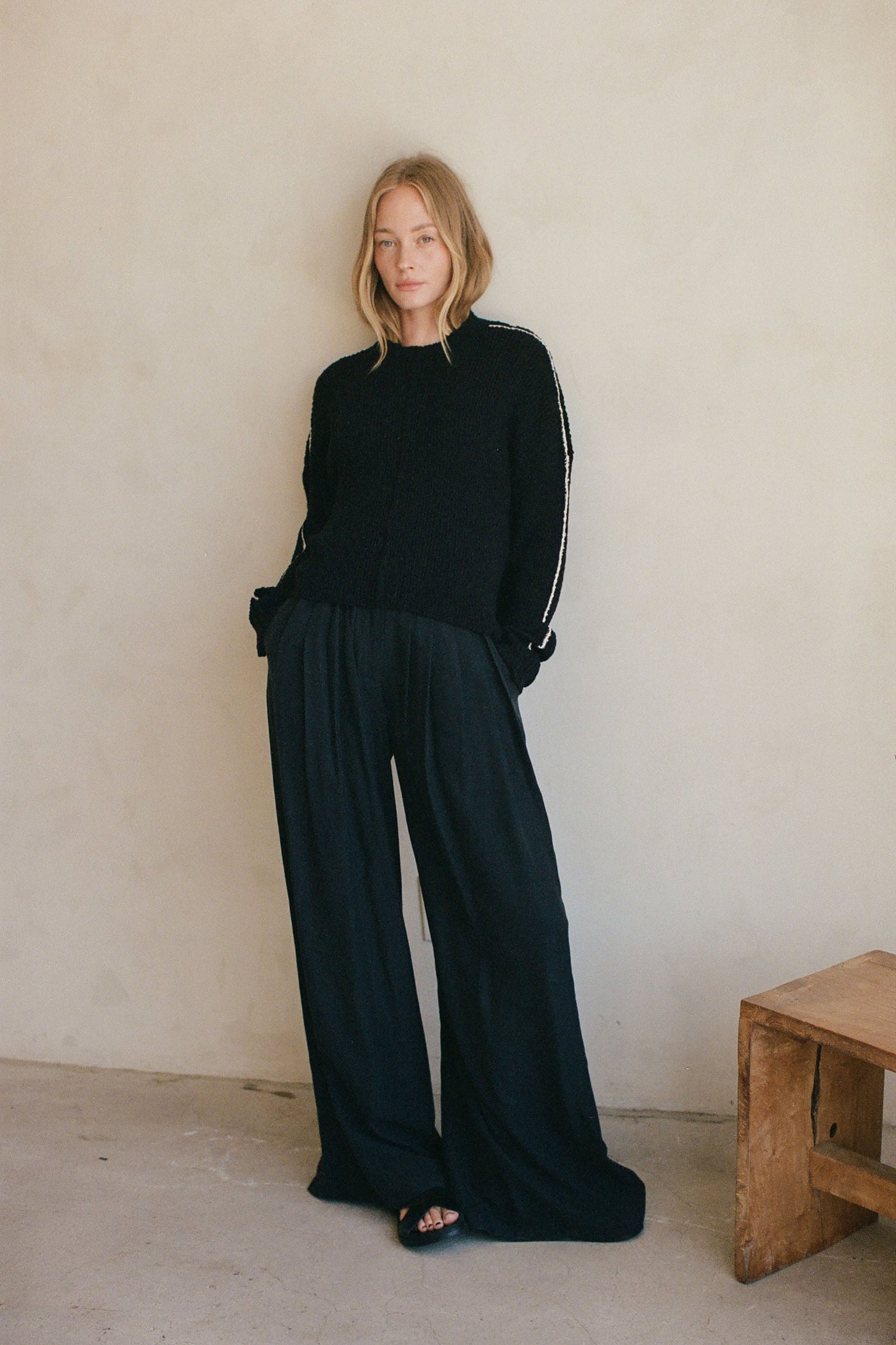 A.REN VENNI SWEATER TOP – RIBBED KNIT WITH CONTRAST STITCHING