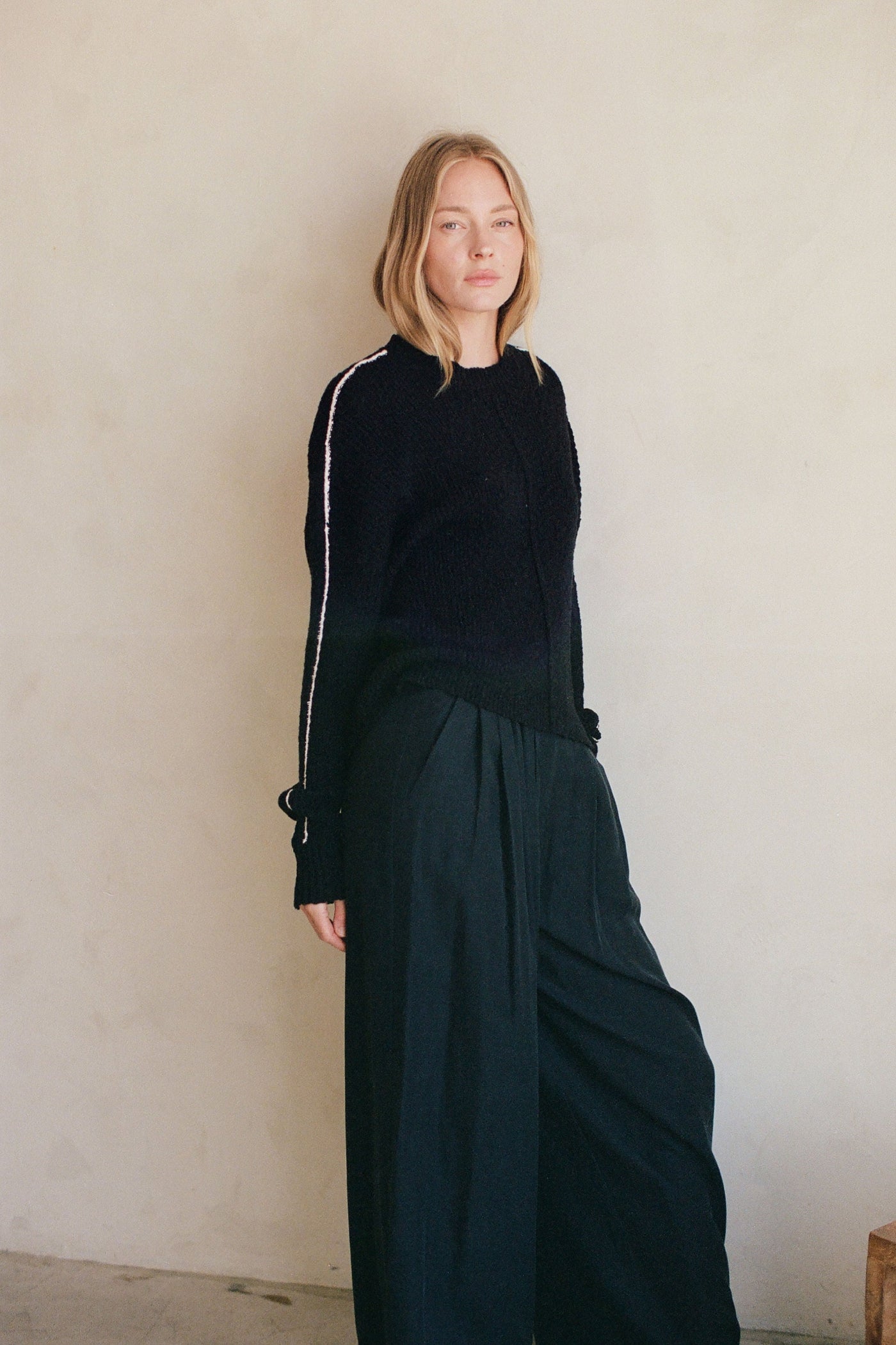 A.REN VENNI SWEATER TOP – RIBBED KNIT WITH CONTRAST STITCHING