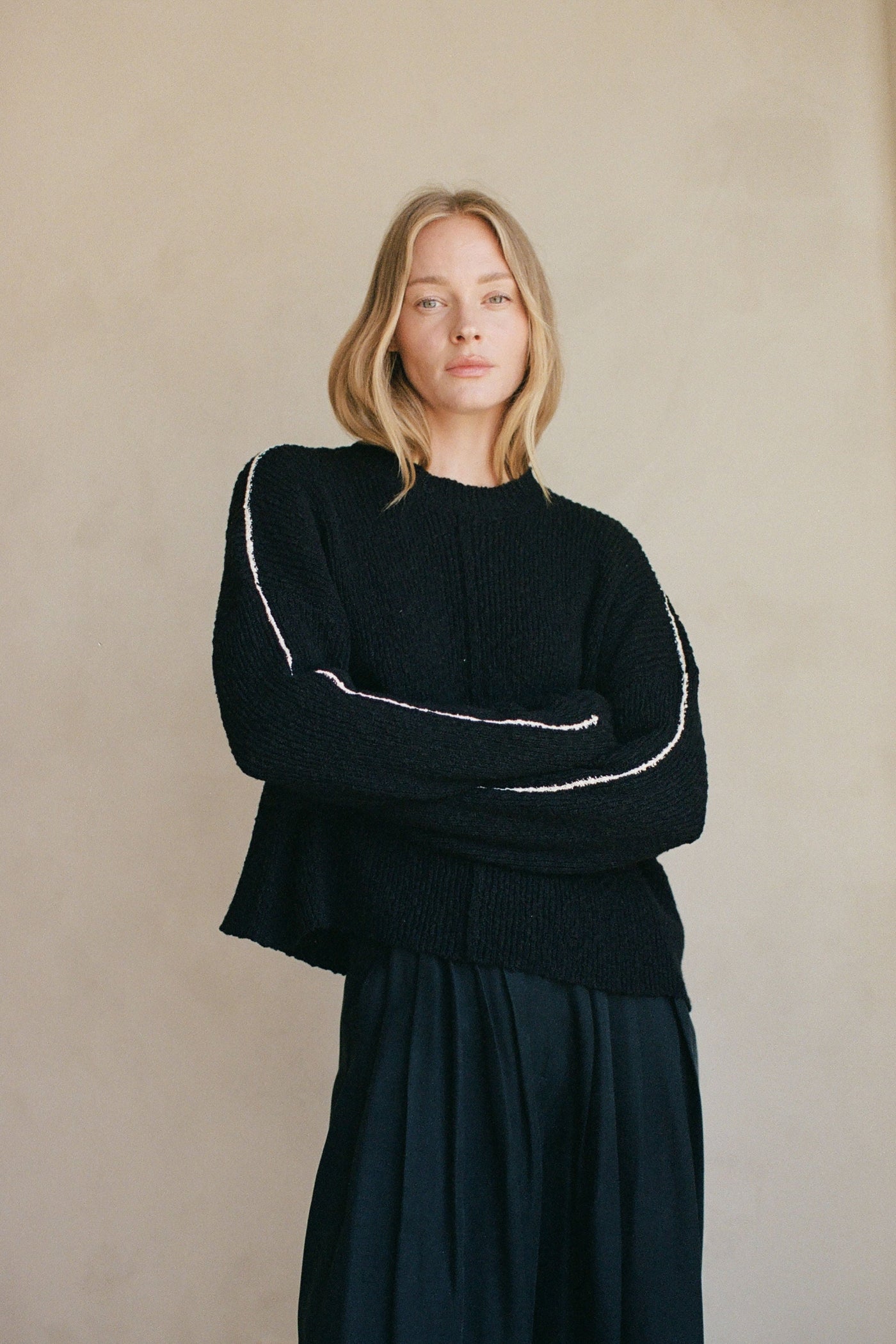 A.REN VENNI SWEATER TOP – RIBBED KNIT WITH CONTRAST STITCHING