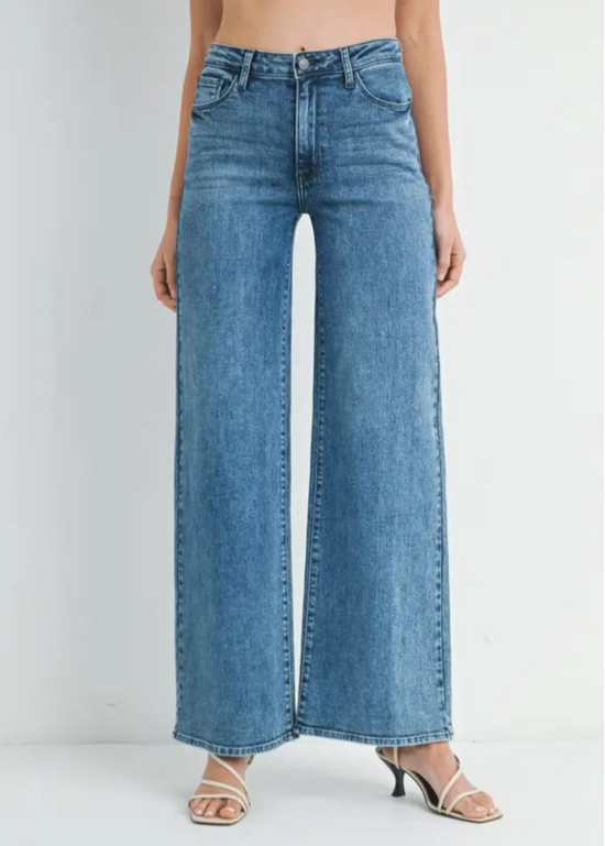 JBD WIDE LEG DENIM JEANS – A MEDIUM WASH DENIM WITH LAID-BACK STRUCTURE AND EVERYDAY VERSATILITY