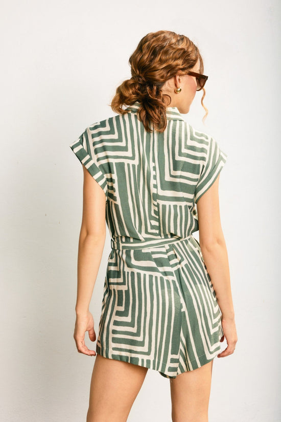 DRESS FORUM RUNAWAY BUTTON DOWN ROMPER – A PRINTED ONE-PIECE WITH TAILORED DETAILS AND A FLATTERING WAIST TIE