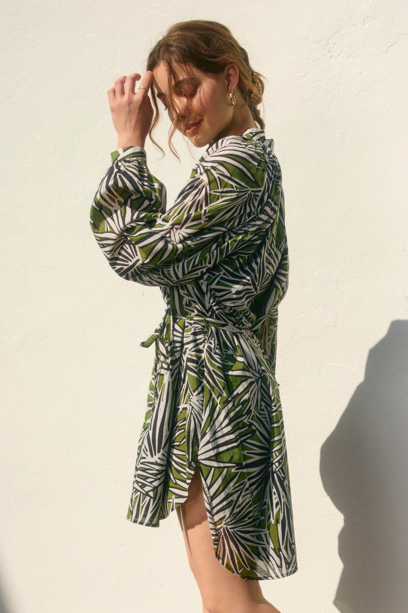 DRESS FORUM DRIFTING DREAMS BUBBLE SLEEVE SHIRT DRESS – TROPICAL PRINT MINI WITH A POLISHED TWIST