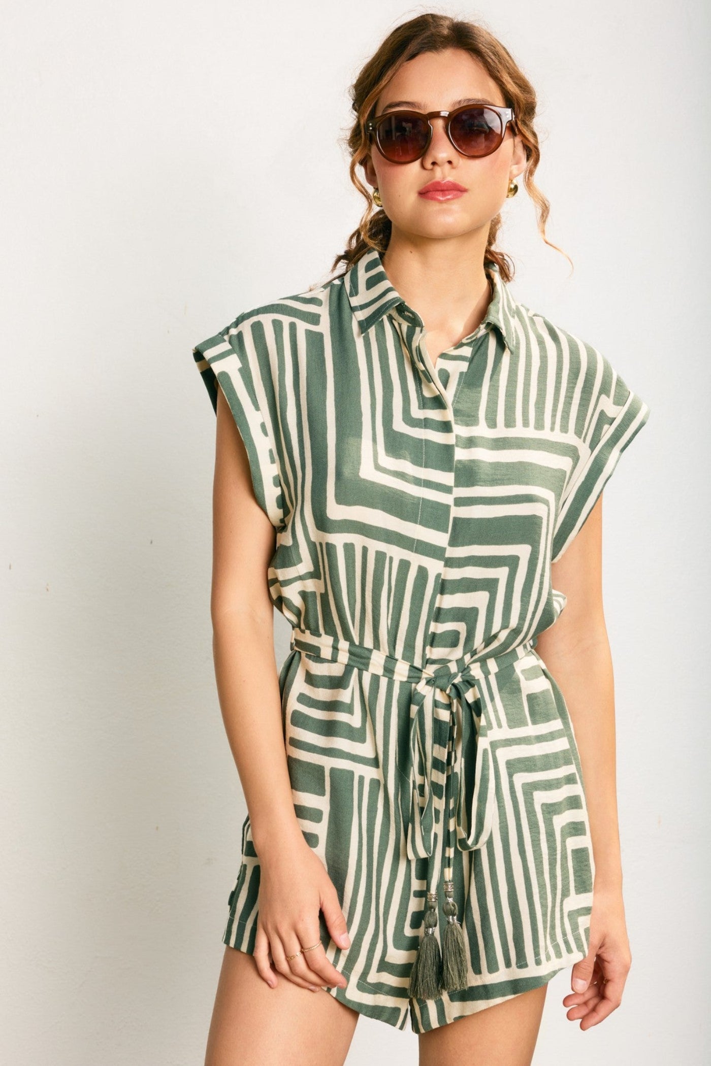 DRESS FORUM RUNAWAY BUTTON DOWN ROMPER – A PRINTED ONE-PIECE WITH TAILORED DETAILS AND A FLATTERING WAIST TIE