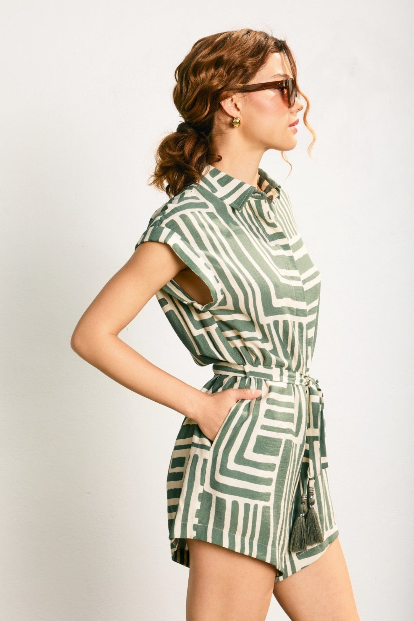 DRESS FORUM RUNAWAY BUTTON DOWN ROMPER – A PRINTED ONE-PIECE WITH TAILORED DETAILS AND A FLATTERING WAIST TIE