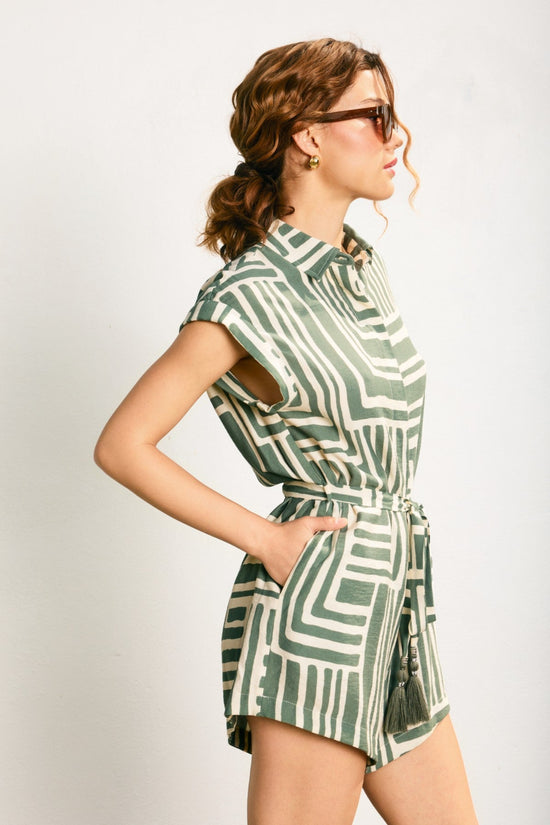 DRESS FORUM RUNAWAY BUTTON DOWN ROMPER – A PRINTED ONE-PIECE WITH TAILORED DETAILS AND A FLATTERING WAIST TIE