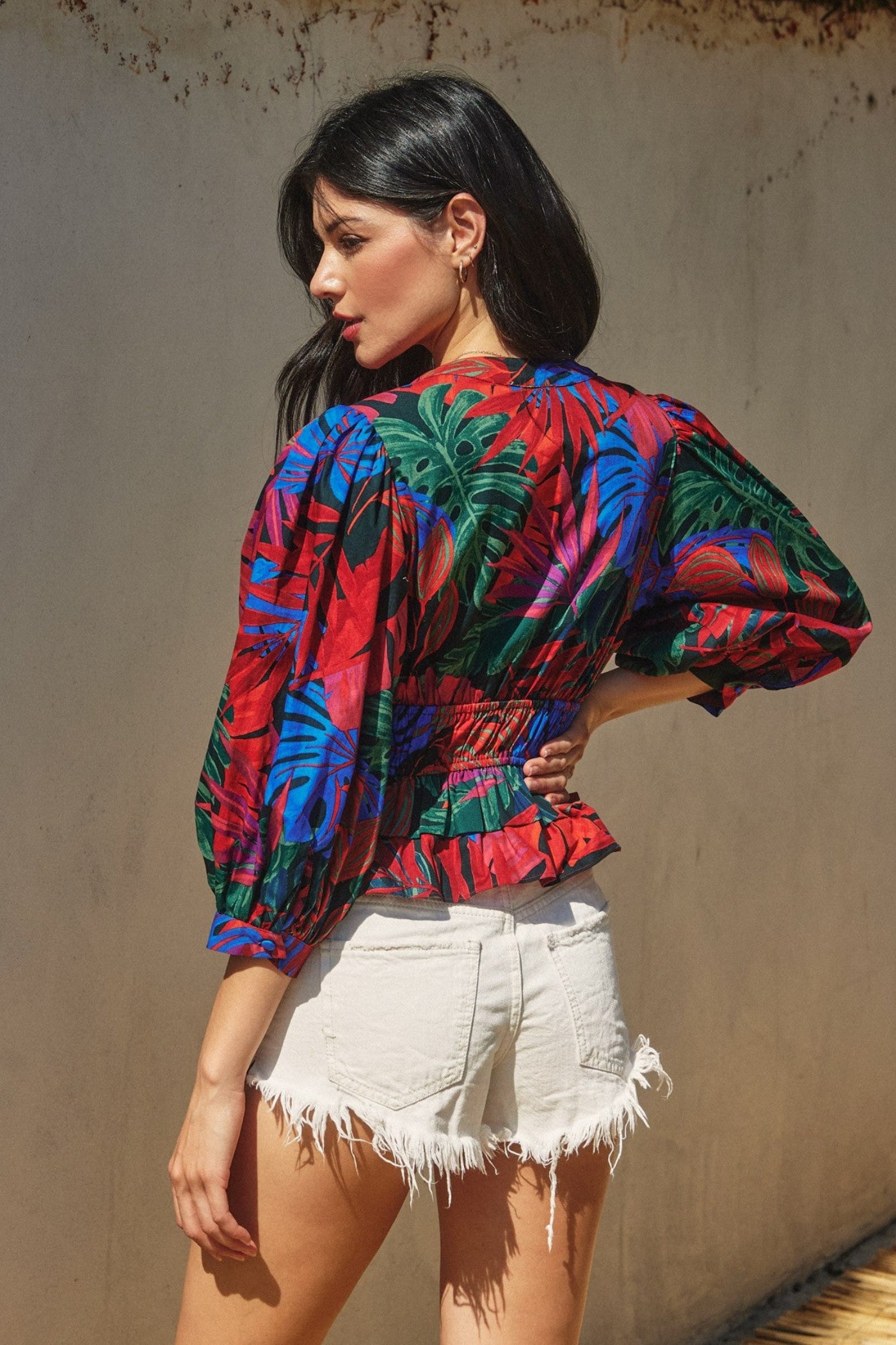 DRESS FORUM HOT SHOT CINCHED WAIST FLARED HEM TOP – A TROPICAL PRINT COTTON TOP WITH A CINCHED WAIST AND FLIRTY FLARED HEM